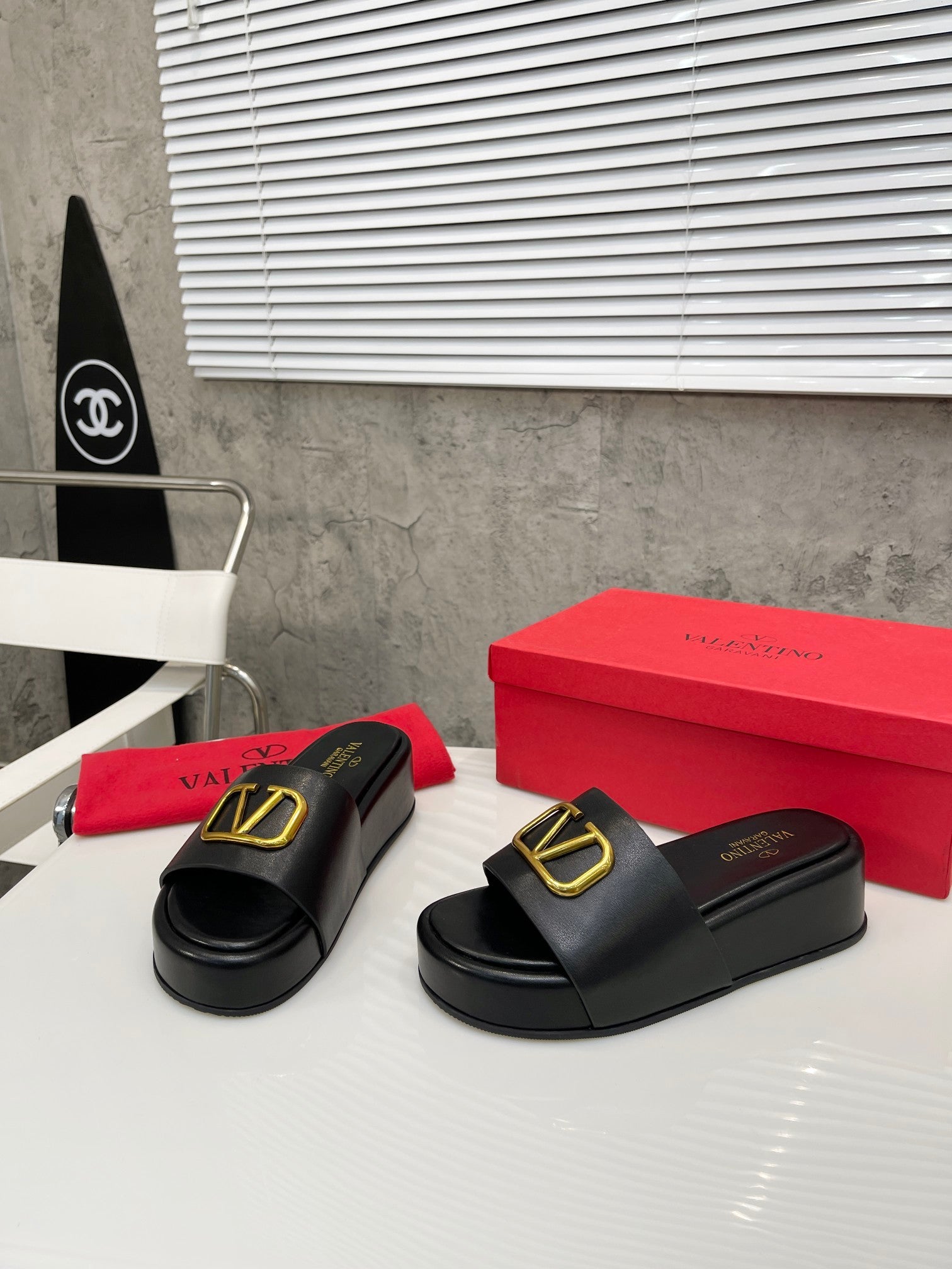 PLATFORM SLIDE SANDALS – CLASSIC BLACK WITH GOLD LOGO DETAIL