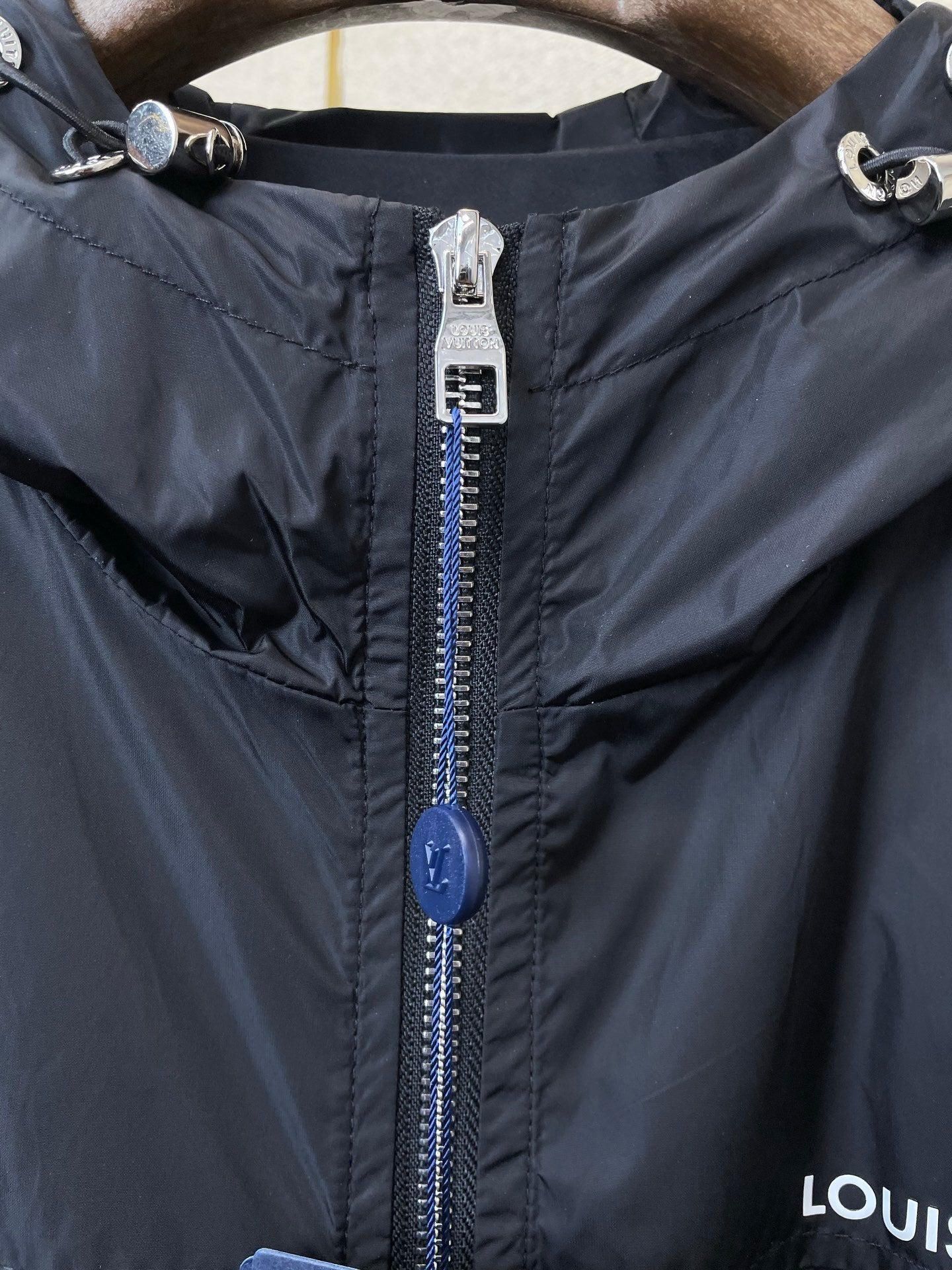 LIGHTWEIGHT HOODED WIND JACKET WITH TONAL PATTERN FINISH