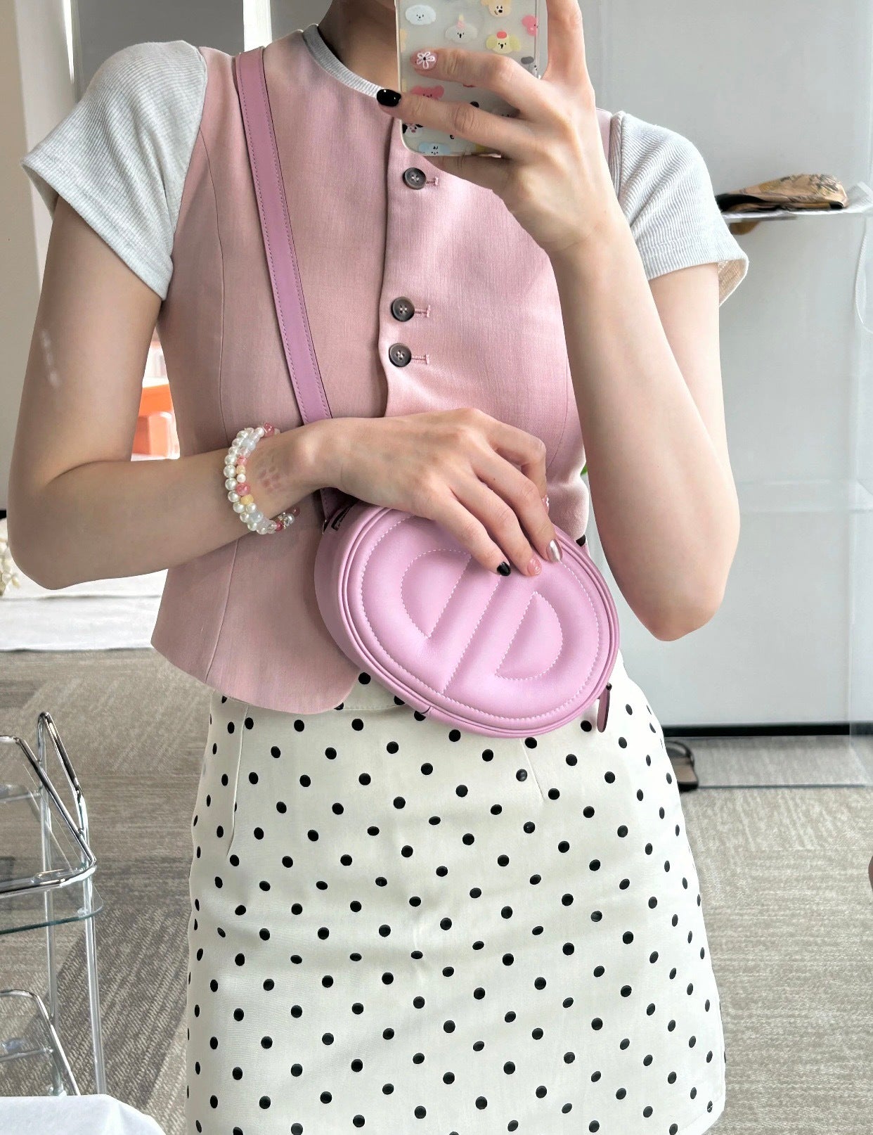 PASTEL PINK ROUND CROSSBODY SHOULDER BAG WITH MINIMALIST DESIGN