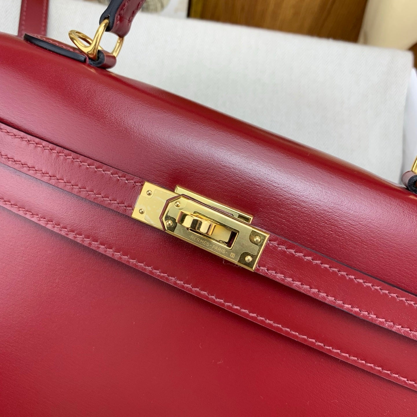 LUXURY DEEP RED LEATHER TOP HANDLE HANDBAG WITH GOLD HARDWARE