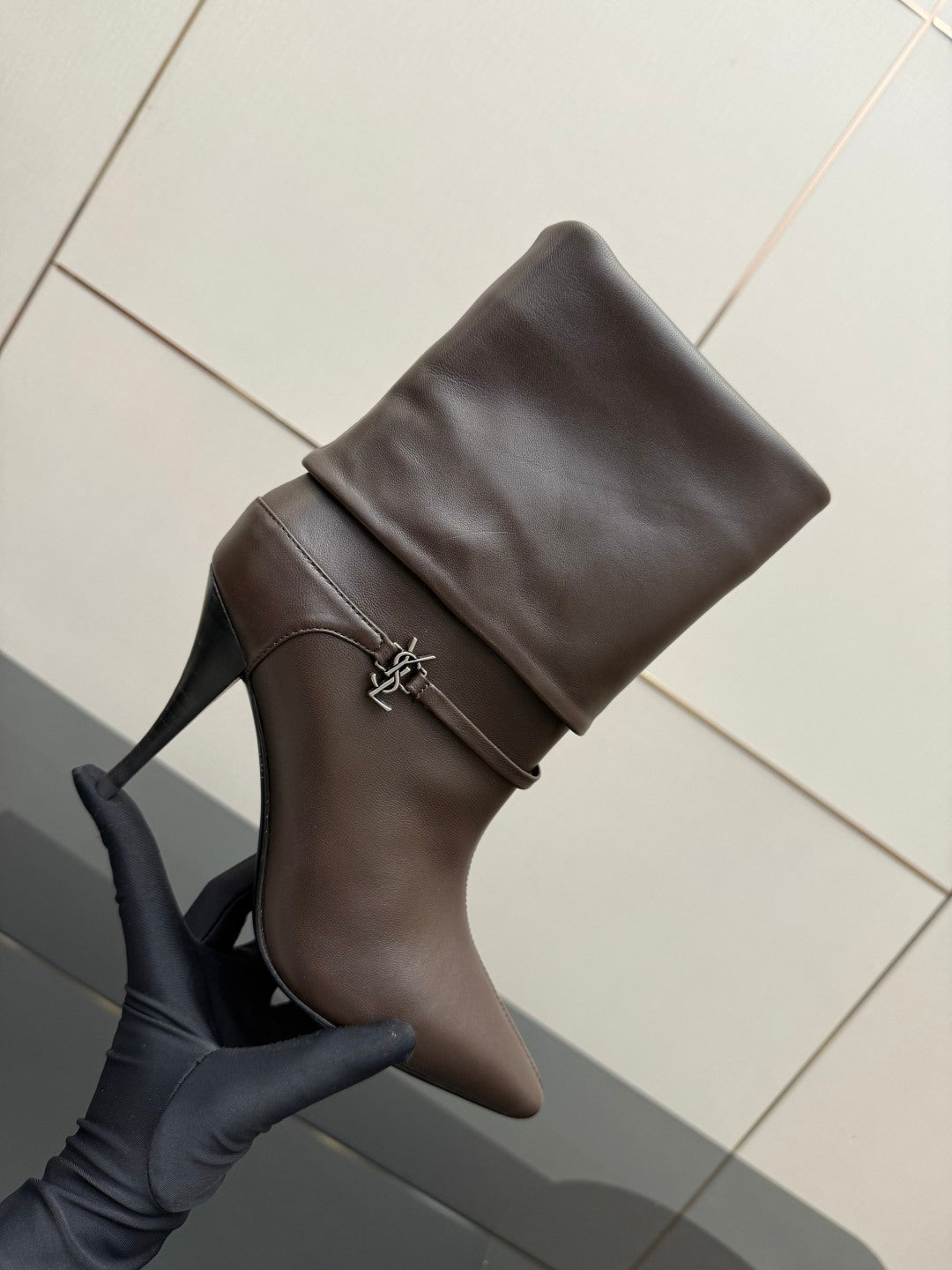 SLIM HEEL MID-CALF LEATHER BOOTS