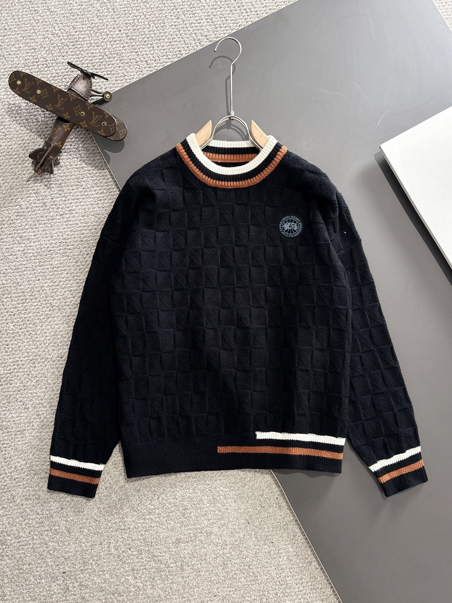 BLACK TEXTURED KNIT SWEATER WITH CONTRAST TRIM