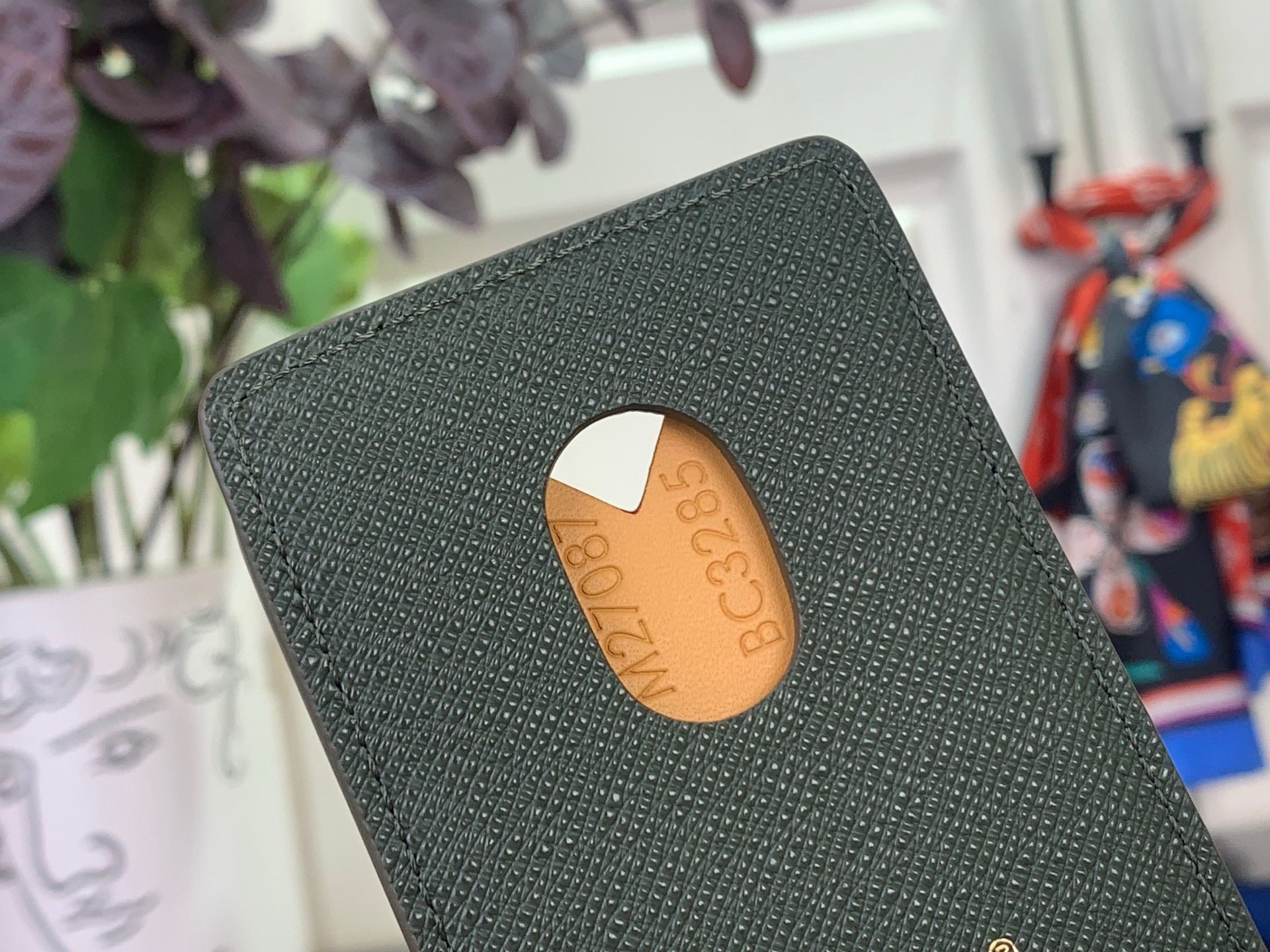 V-DETAIL CARD HOLDER