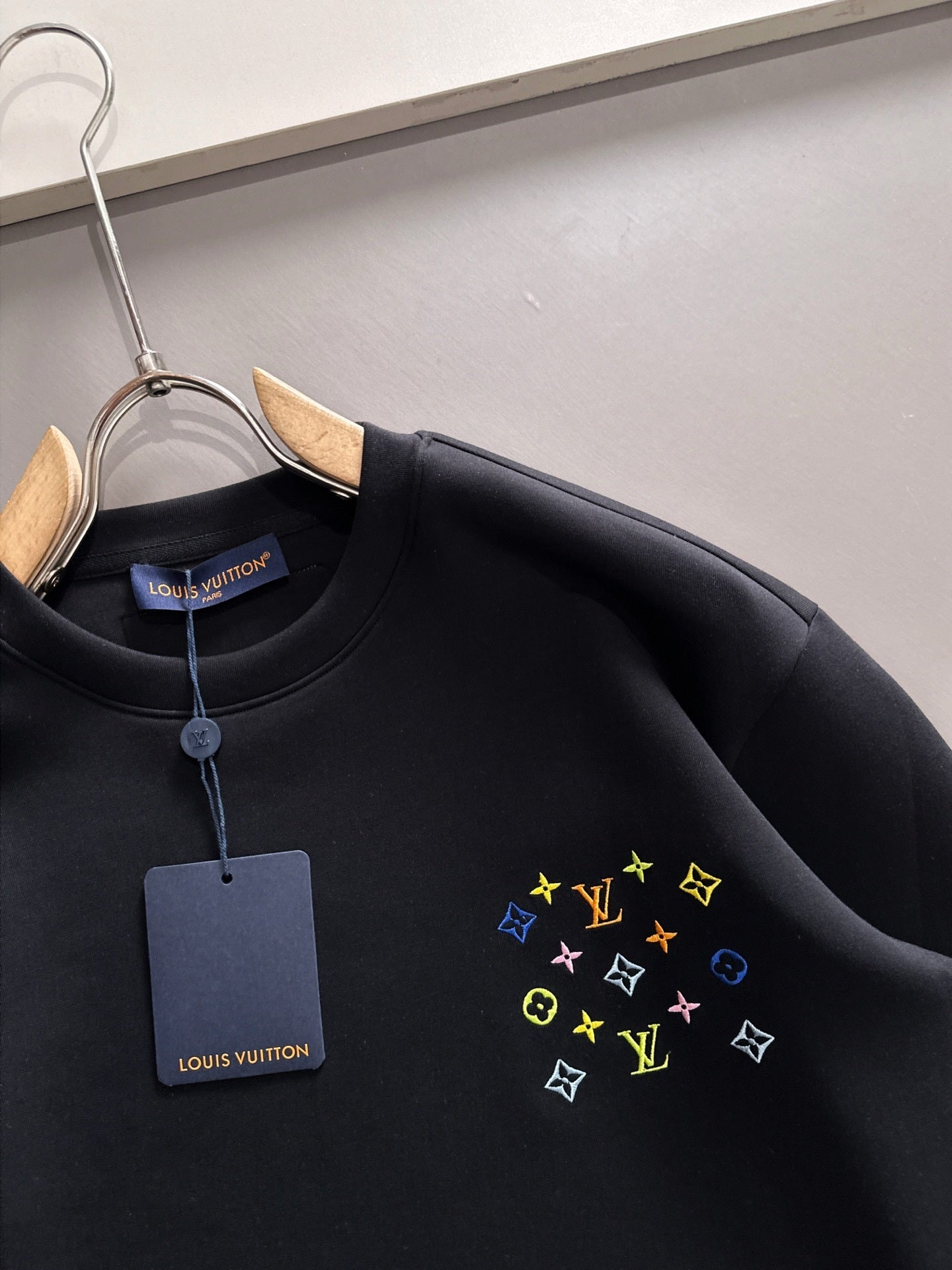 MINIMAL EMBROIDERED CREWNECK SWEATSHIRT