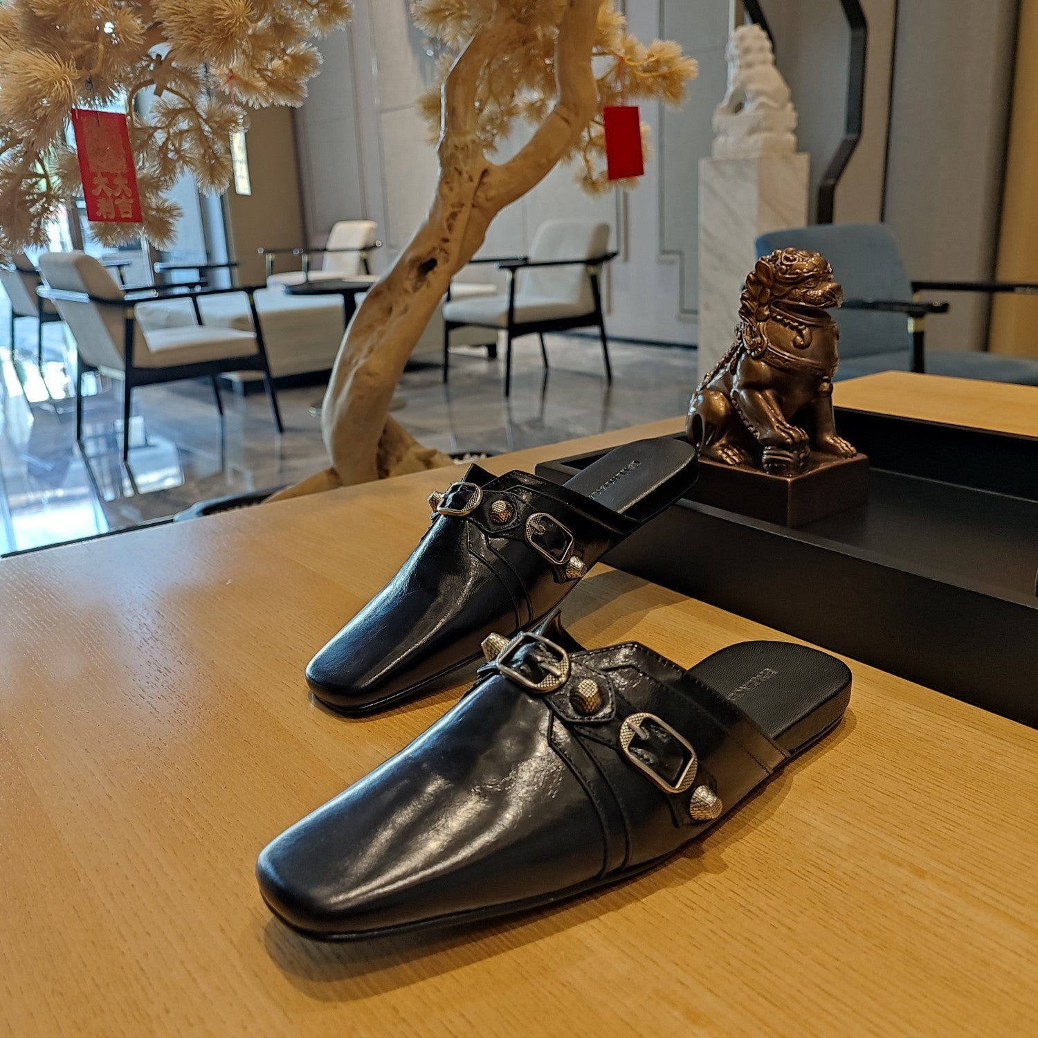 BLACK BUCKLE DETAIL FLAT MULES