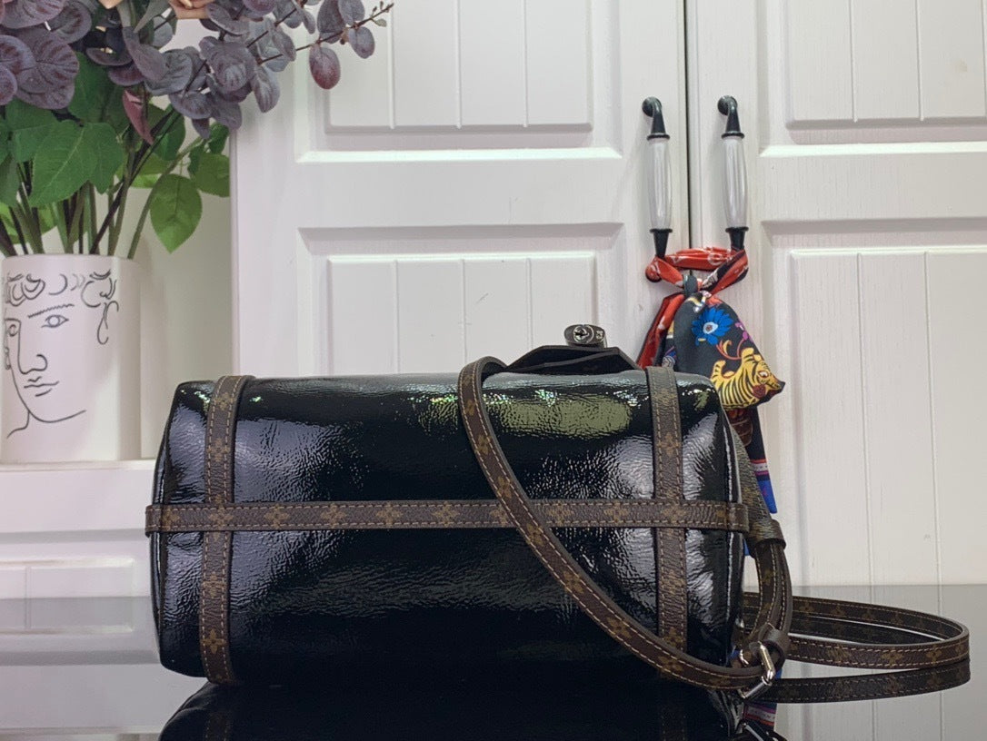 SLEEK ZIP SHOULDER BAG