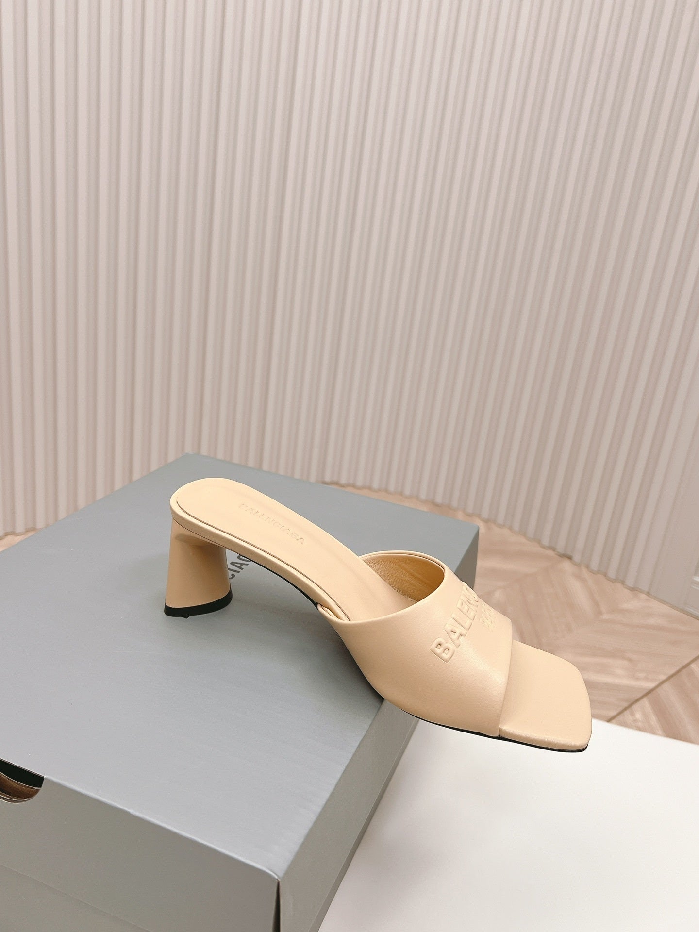 BEIGE MINIMAL BLOCK HEEL MULES