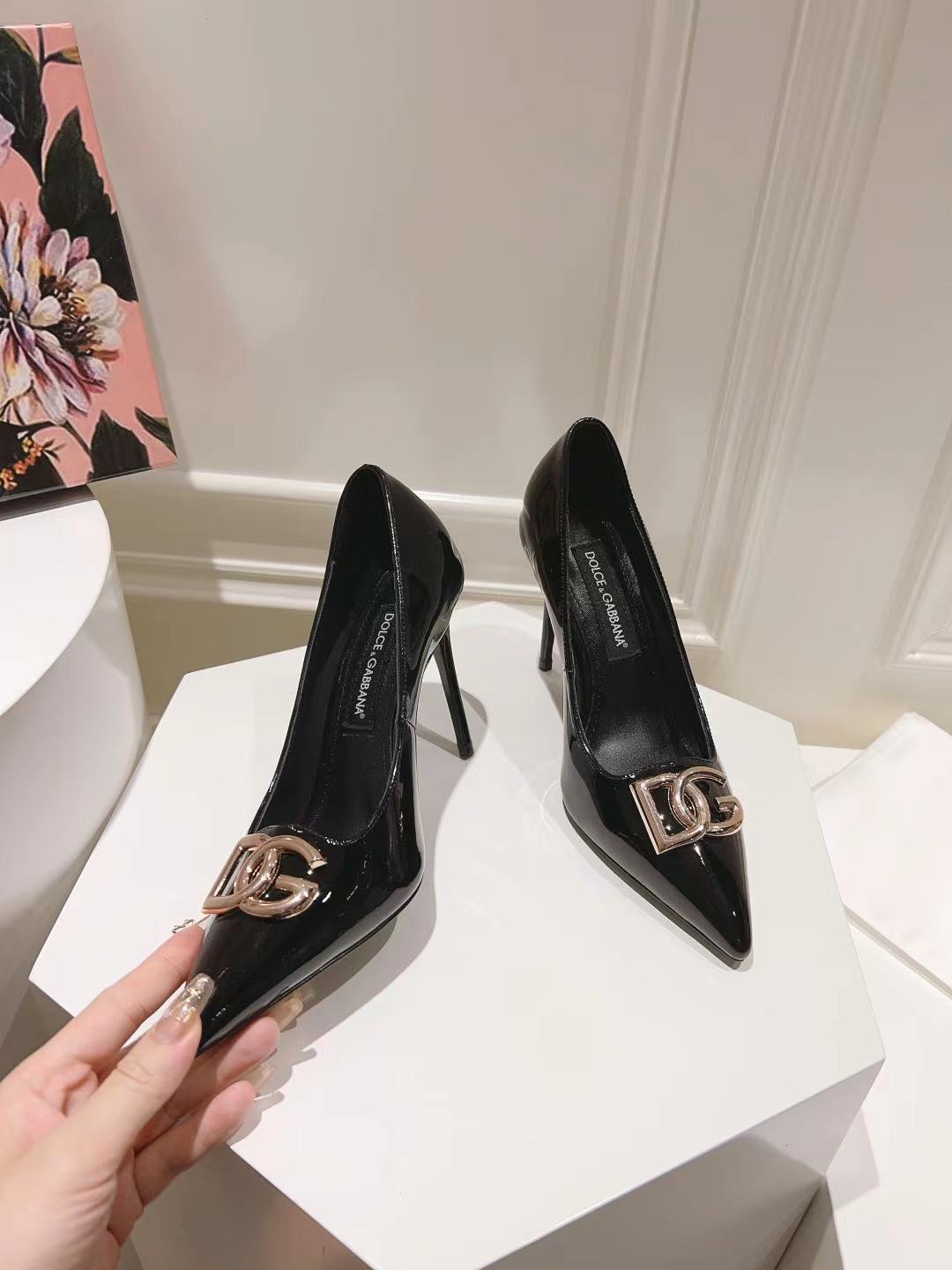 BLACK PATENT POINTED TOE HEEL PUMPS