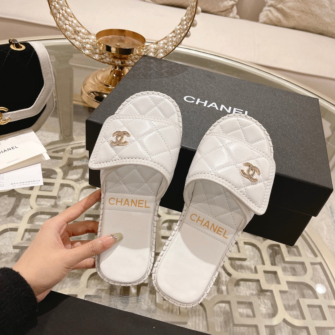 WHITE QUILTED SLIDES