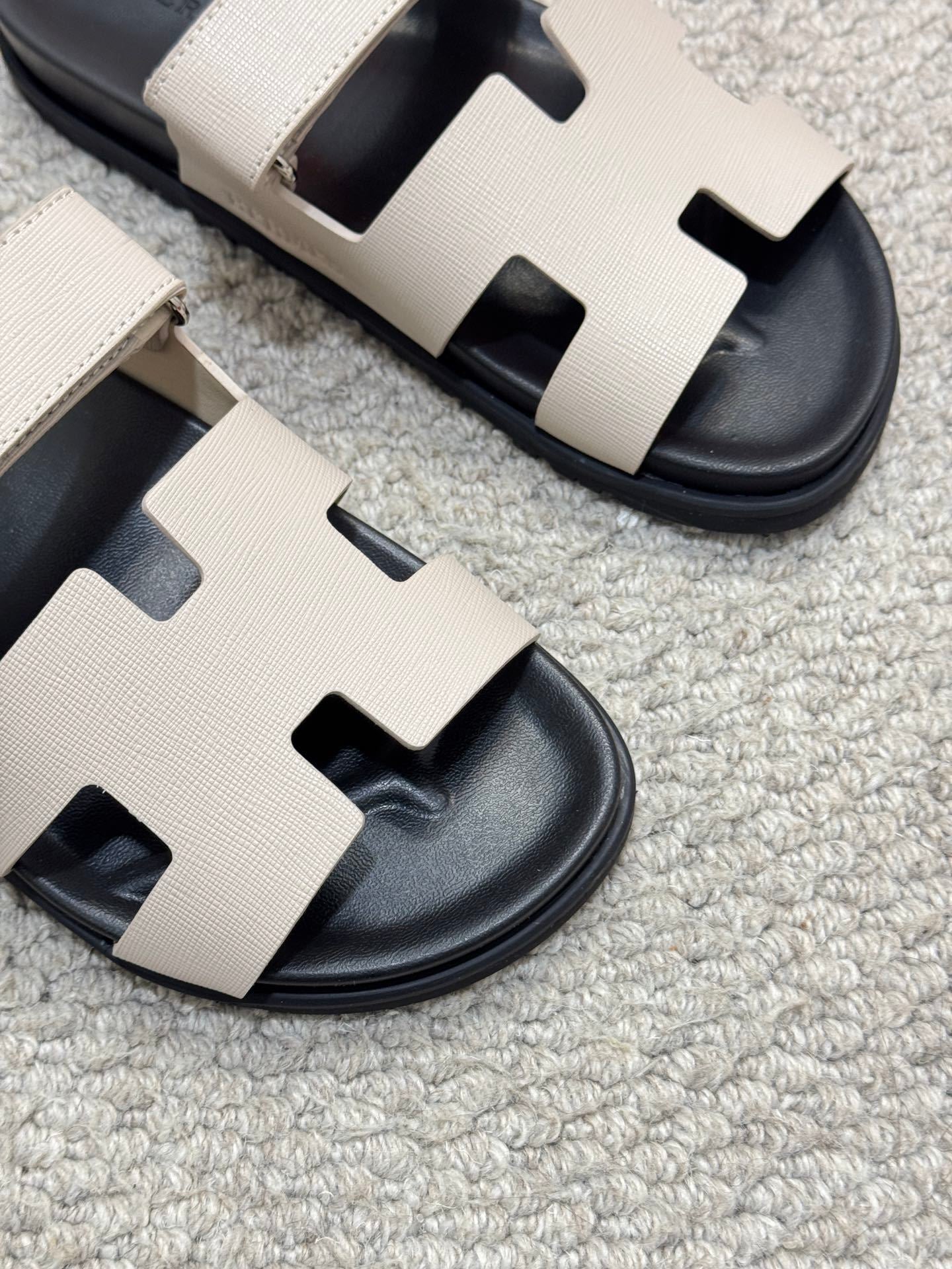DUAL-TONE LEATHER SLIDE SANDALS