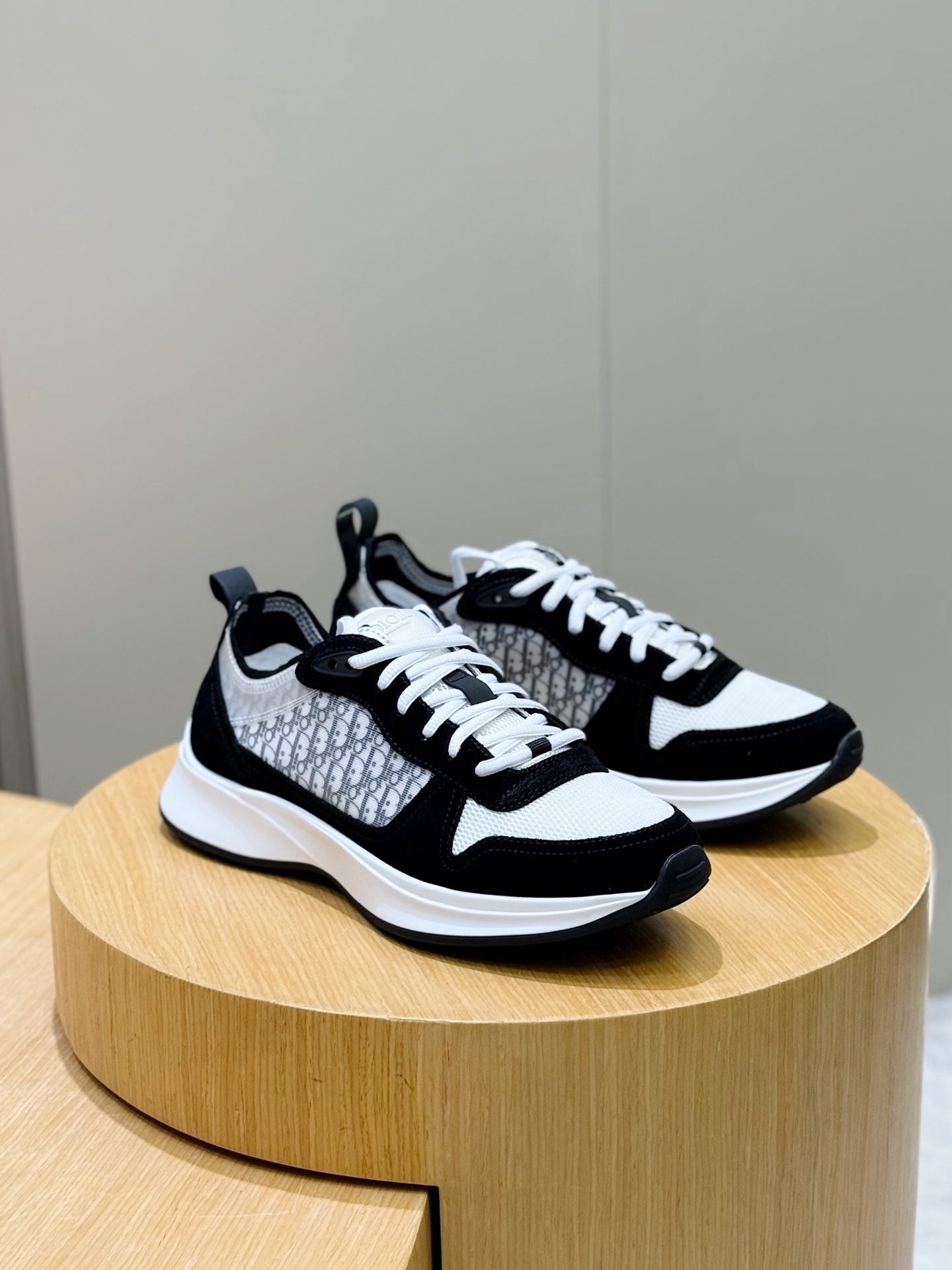 BLACK & WHITE SPORT MESH SNEAKERS
