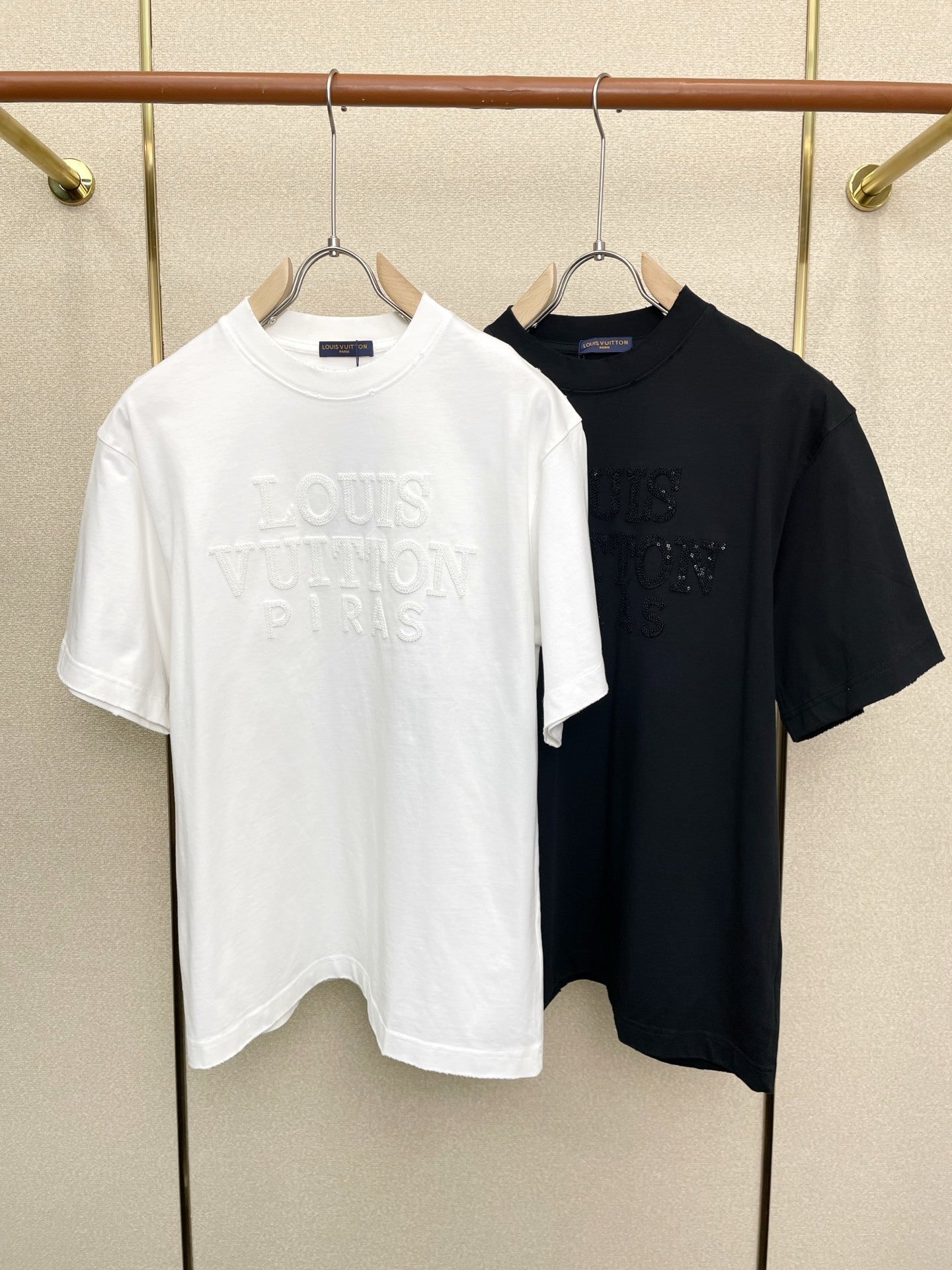 T-SHIRT AUS BAUMWOLLE MIT GEPRÄGTEM LOGO