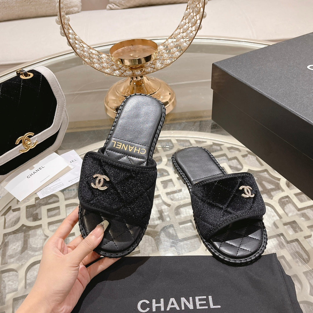 BLACK QUILTED SLIDES