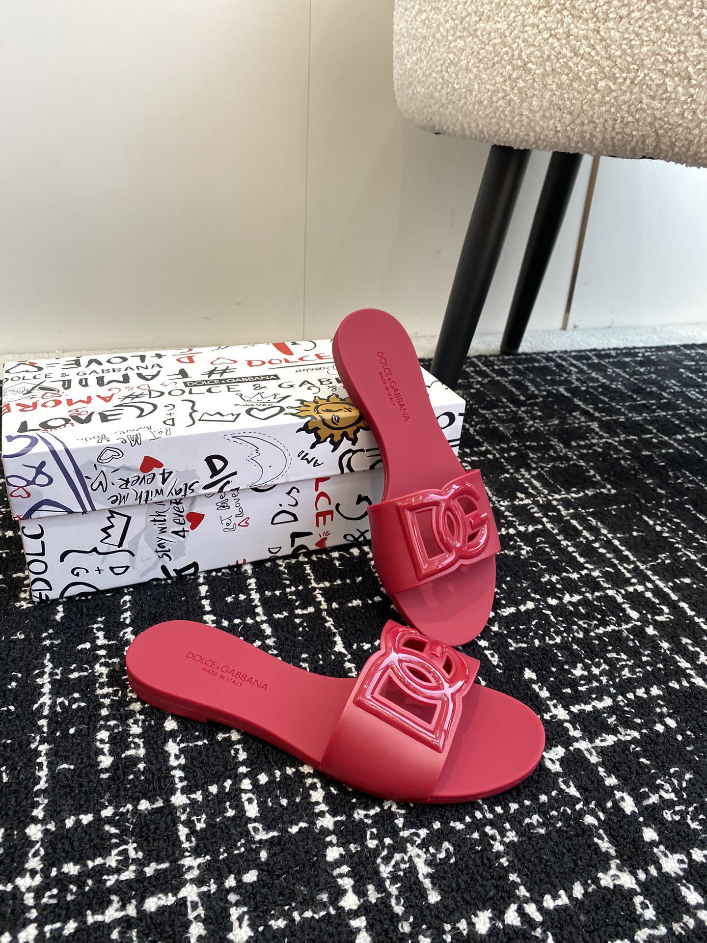 HOT PINK LOGO RUBBER SLIDES