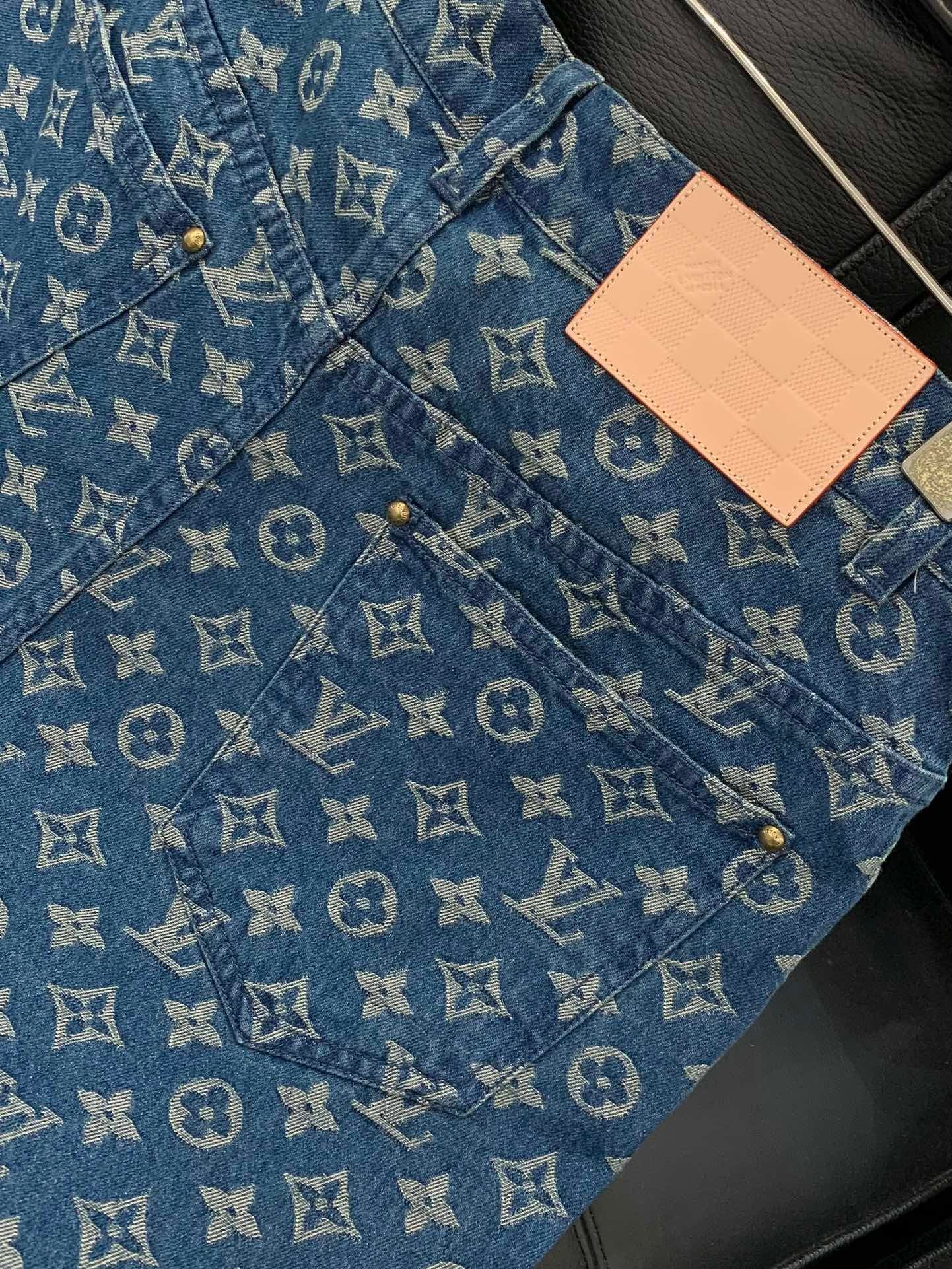 Jeansshorts mit Monogrammmuster