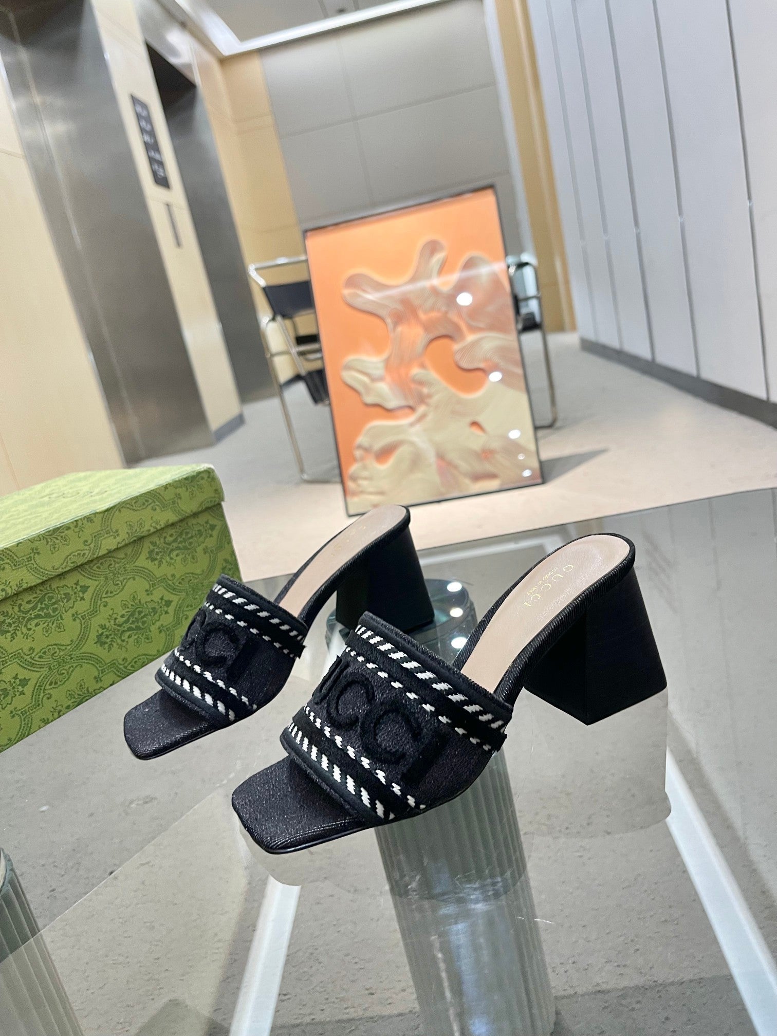 BLACK TEXTURED BLOCK HEEL MULES