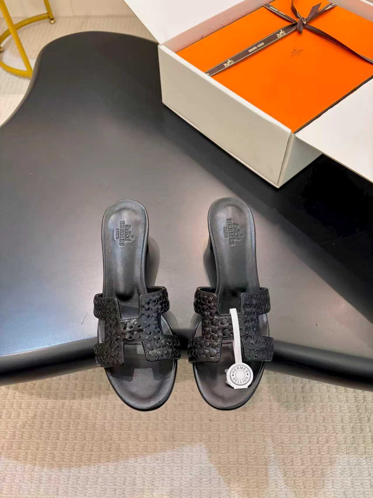 BLACK LEATHER HEELED SLIDE SANDALS