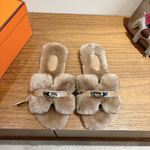 BEIGE FAUX FUR MULE SLIPPERS WITH METALLIC DETAIL