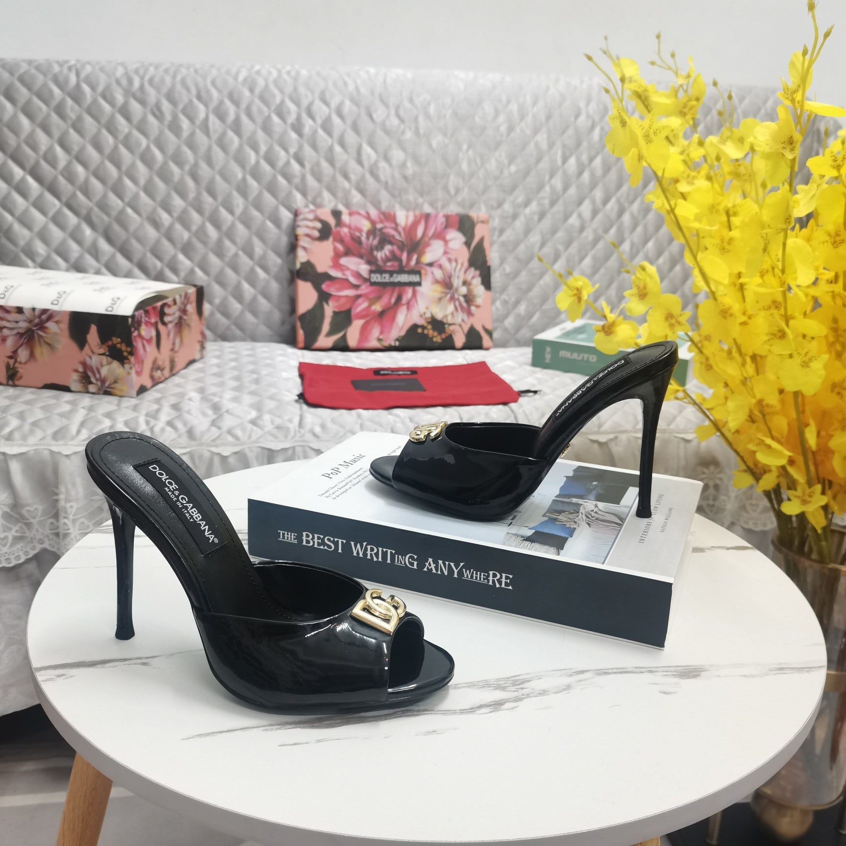 BLACK PATENT MULE HEEL SANDALS WITH GOLD LOGO DETAIL
