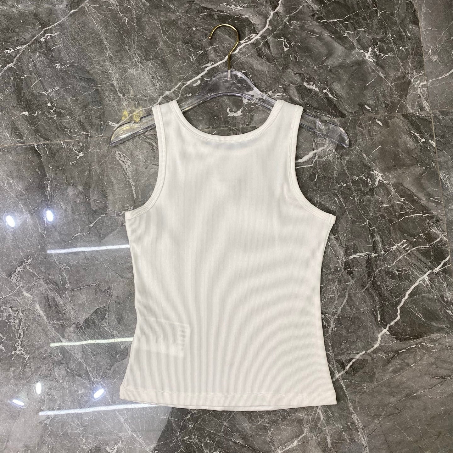 RIBBED BASIC TANK TOP WITH METAL LOGO