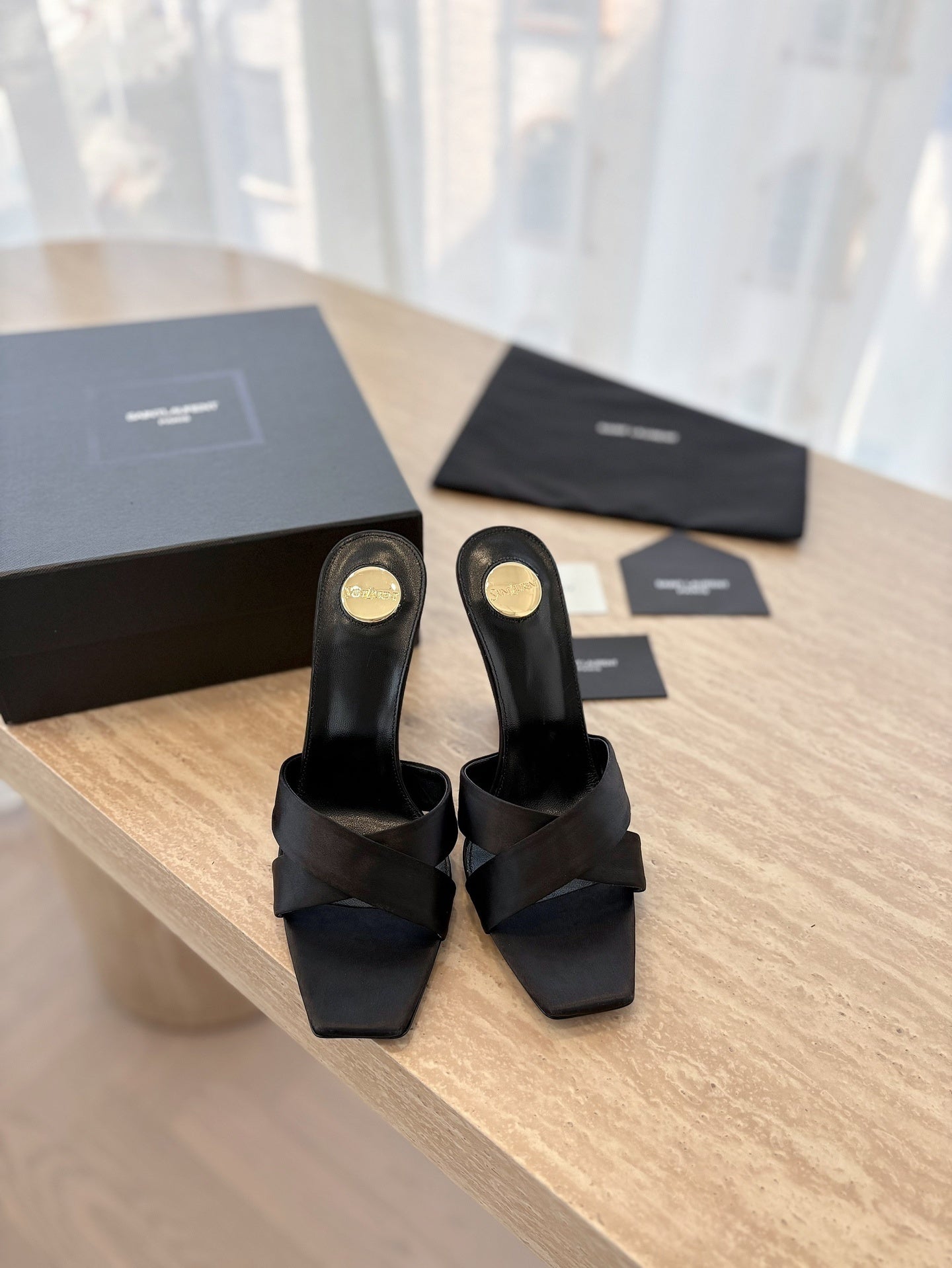 MINIMAL BLACK HEEL SANDALS