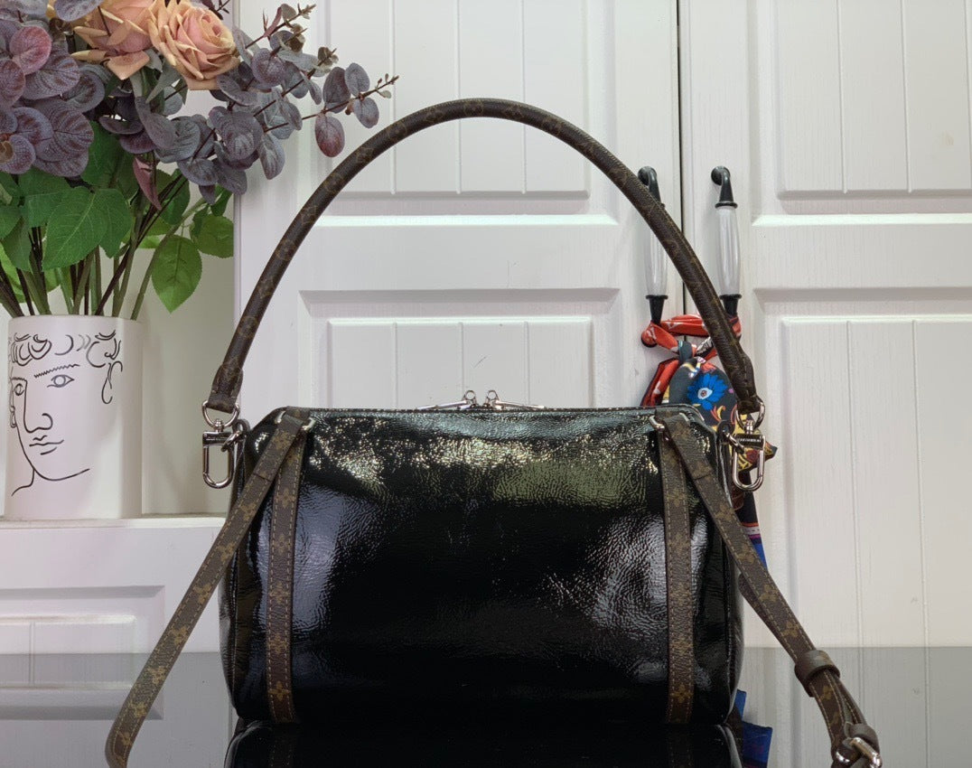 SLEEK ZIP SHOULDER BAG