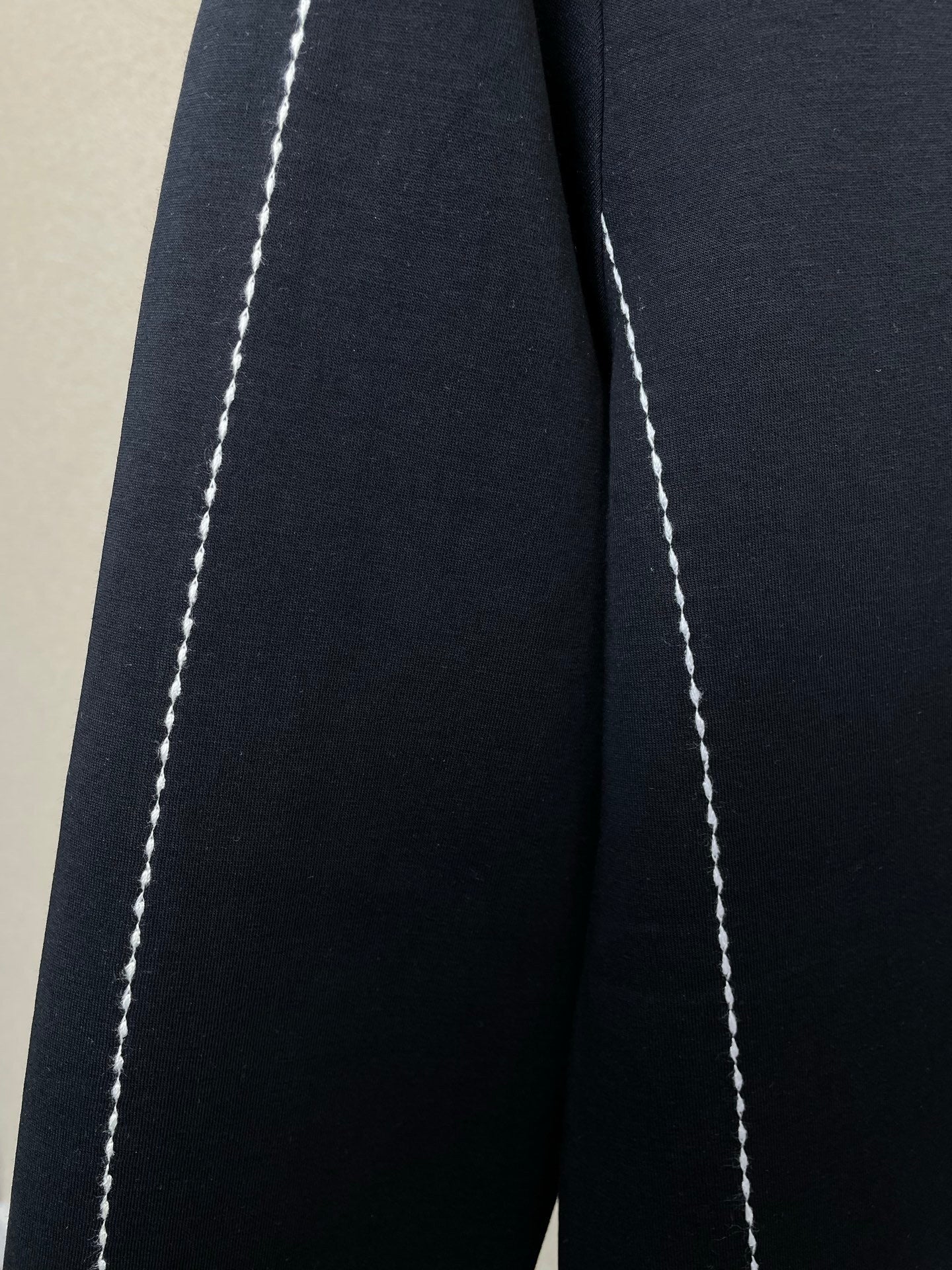 MINIMAL CREWNECK SWEATSHIRT WITH CONTRAST STITCHING