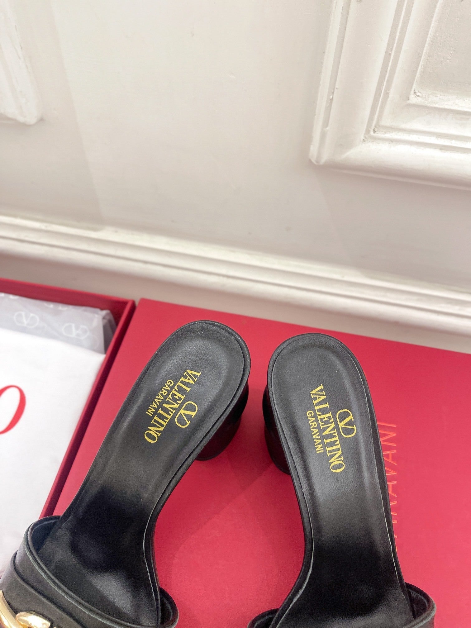 MID-HEEL SLIDE SANDALS – BLACK LEATHER WITH GOLD-TONE HARDWARE