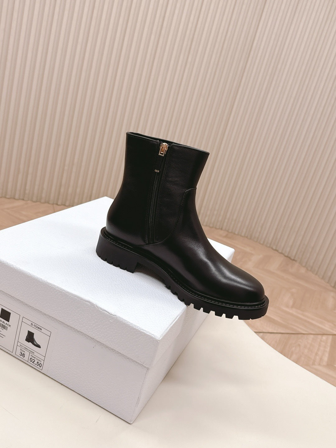 WHITE LEATHER ANKLE BOOTS WITH LUG SOLE