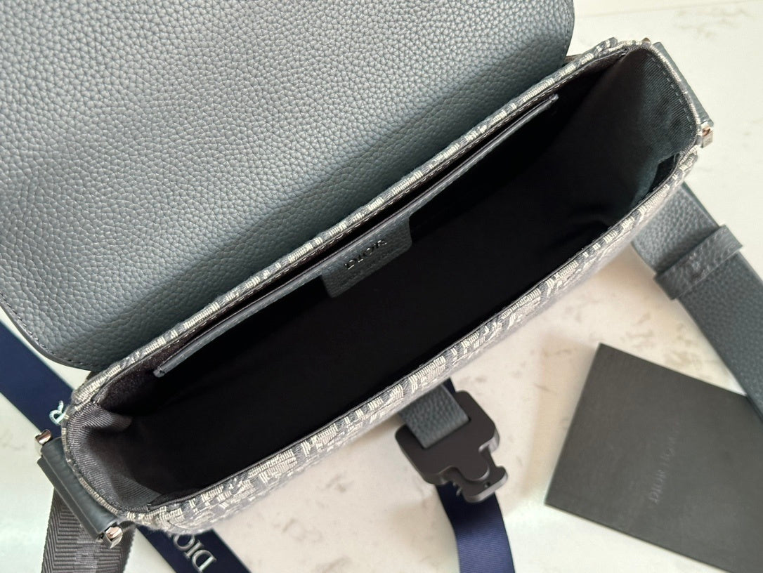 TEXTURED CROSSBODY BAG WITH FLAP CLOSURE