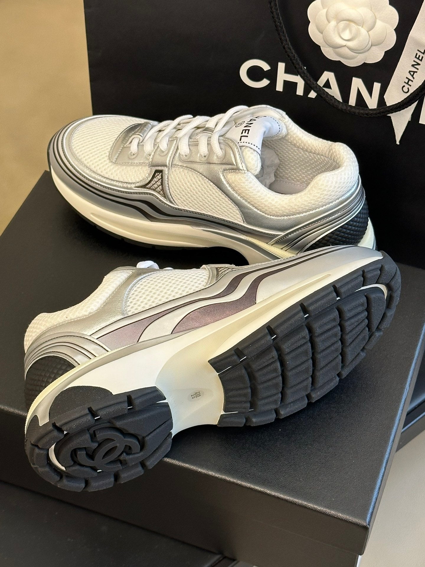 LOGO DETAIL CHUNKY RUNNER SNEAKERS