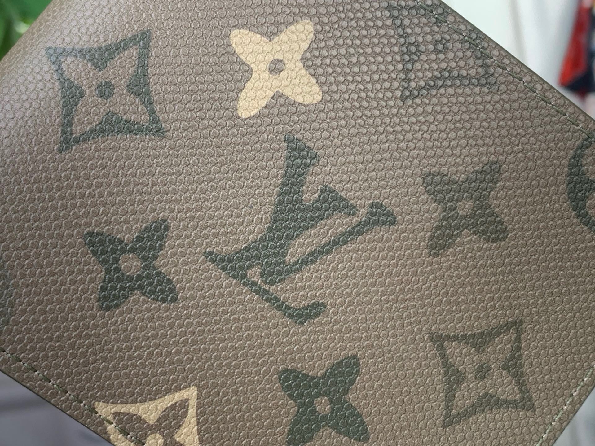 CLASSIC BIFOLD WALLET