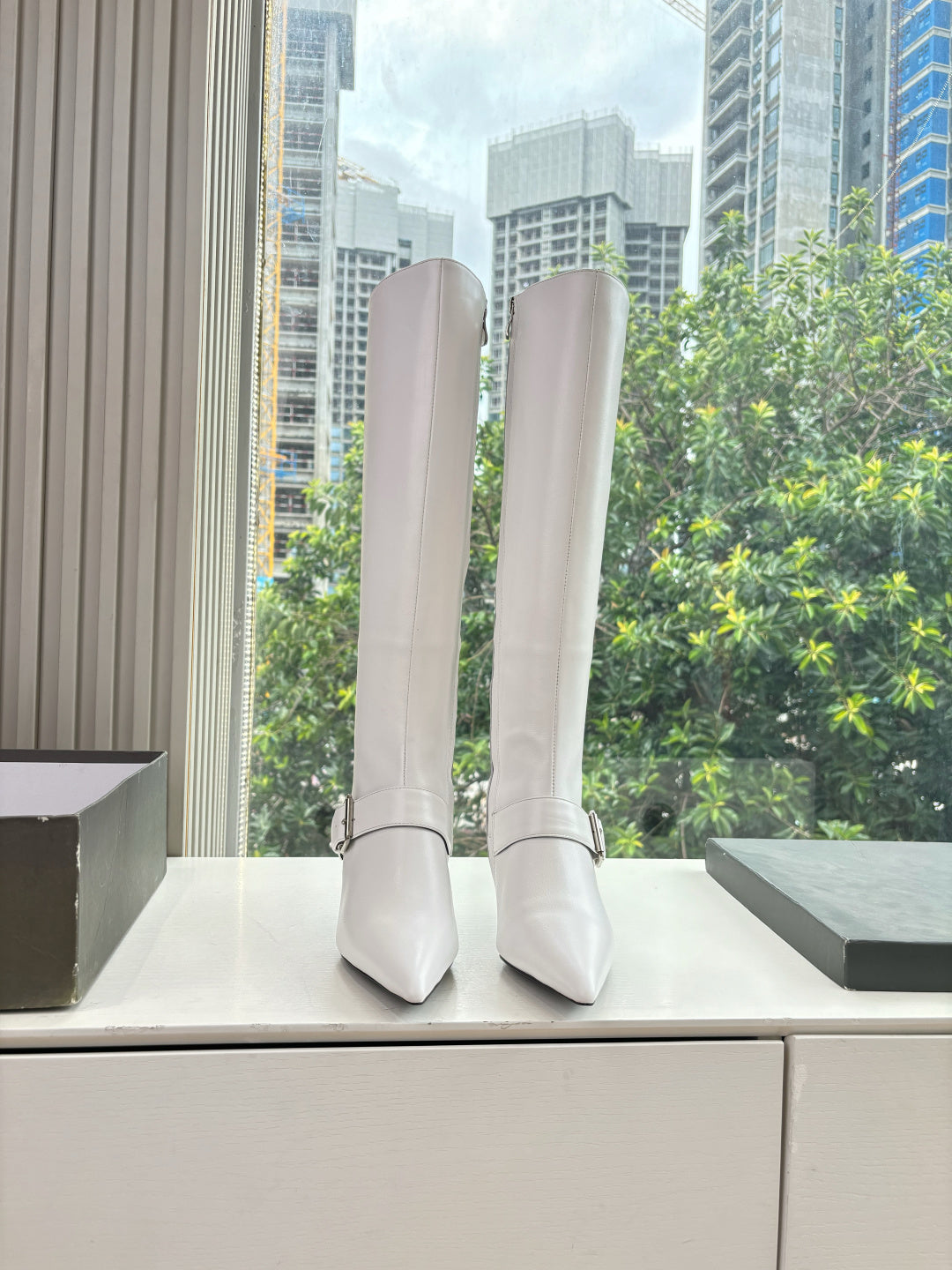 WHITE KNEE-HIGH BUCKLE HEEL BOOTS