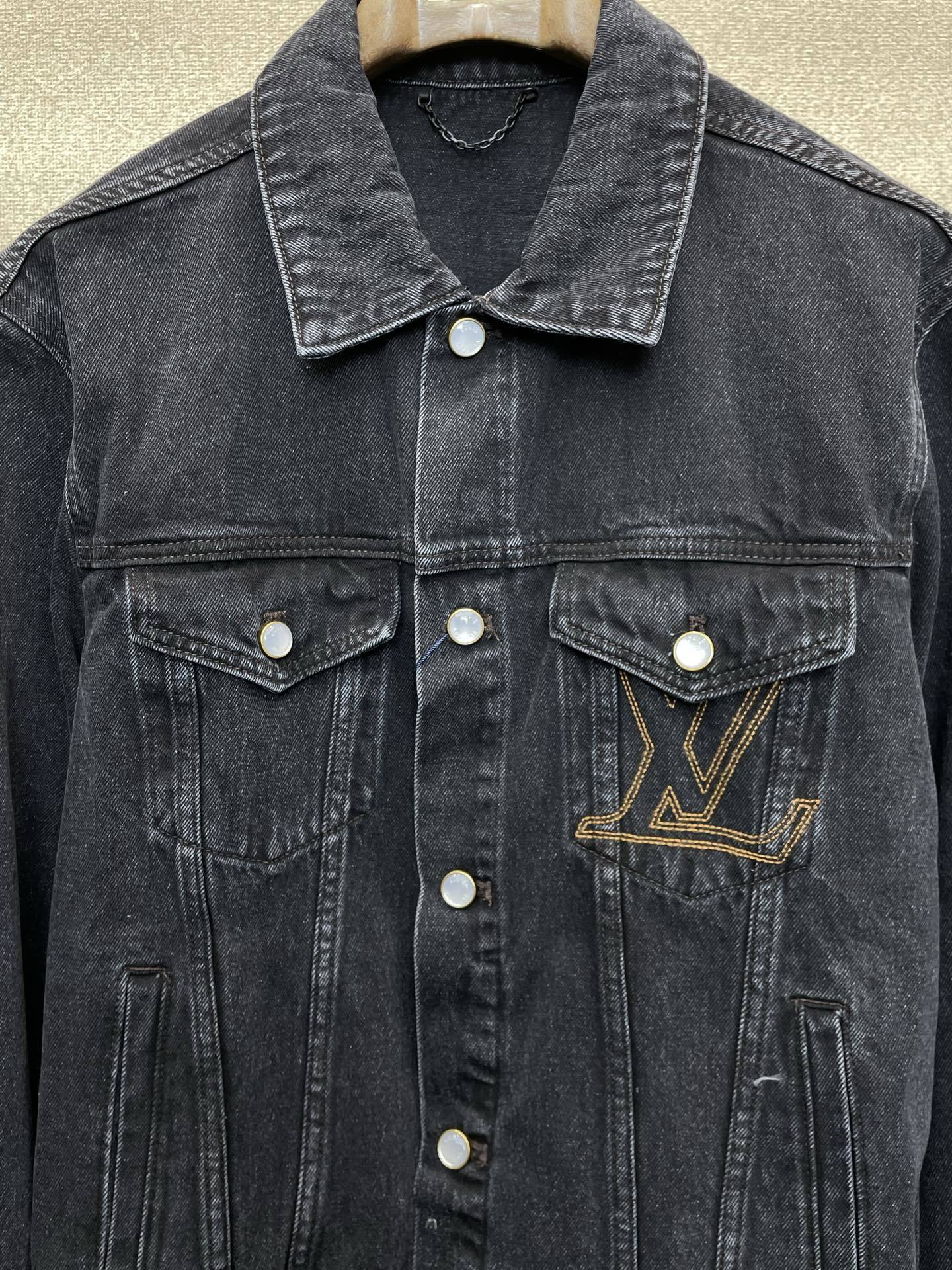 Dunkel gewaschene Jeansjacke mit Stickereidetails