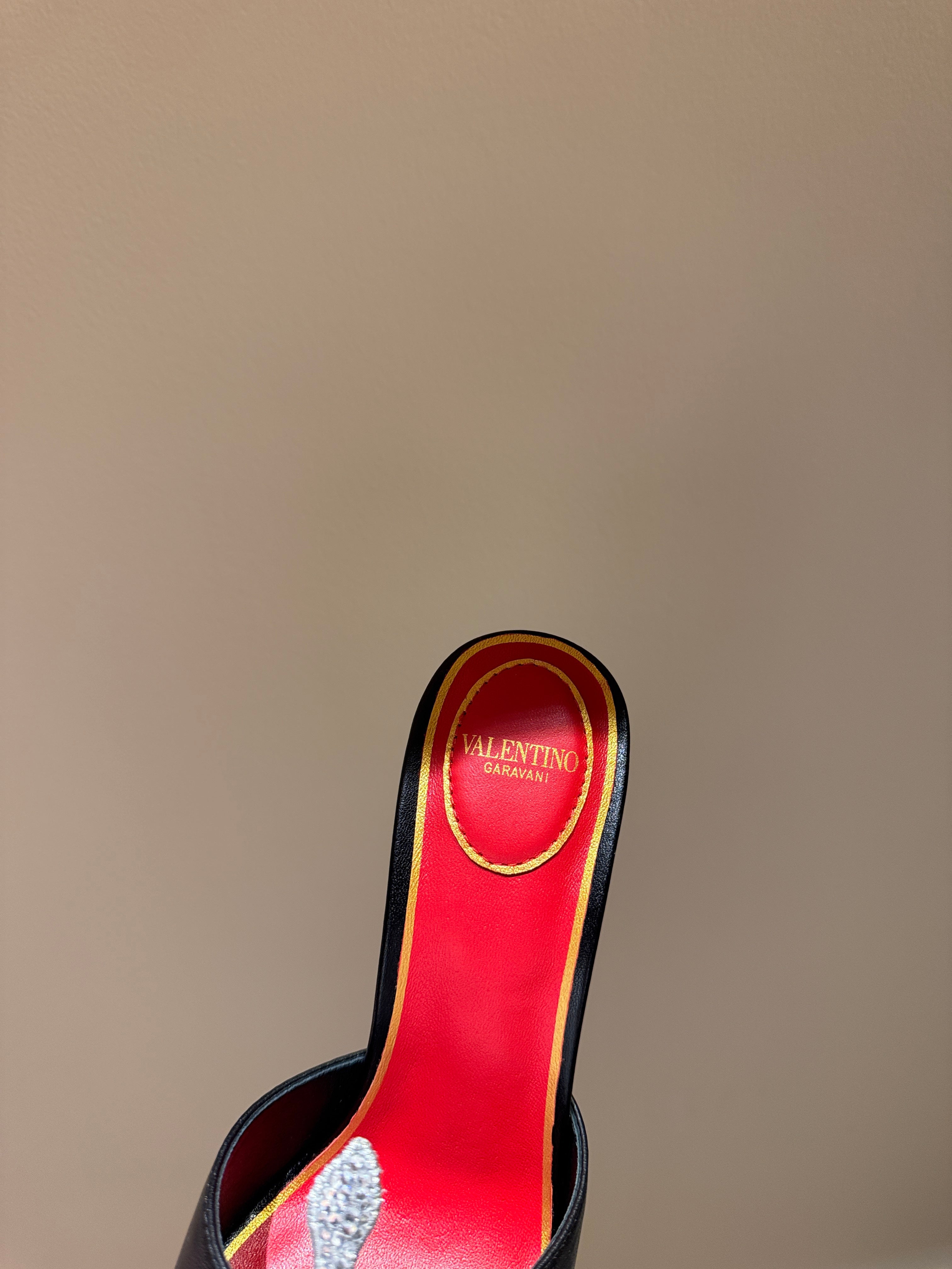 EMBELLISHED POINTED MULE HEELS – BLACK & RED