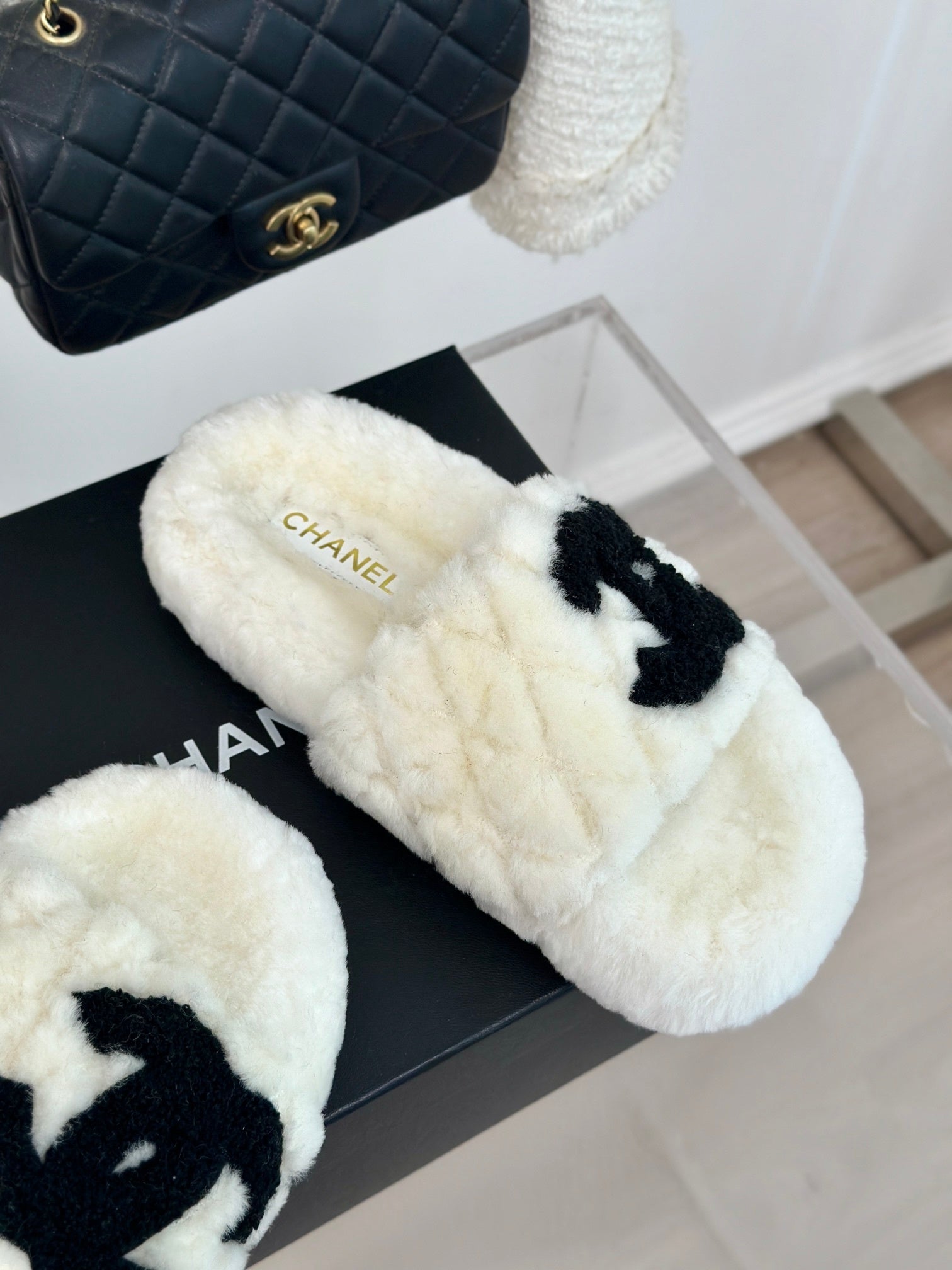 PLUSH FAUX FUR SLIDES – IVORY