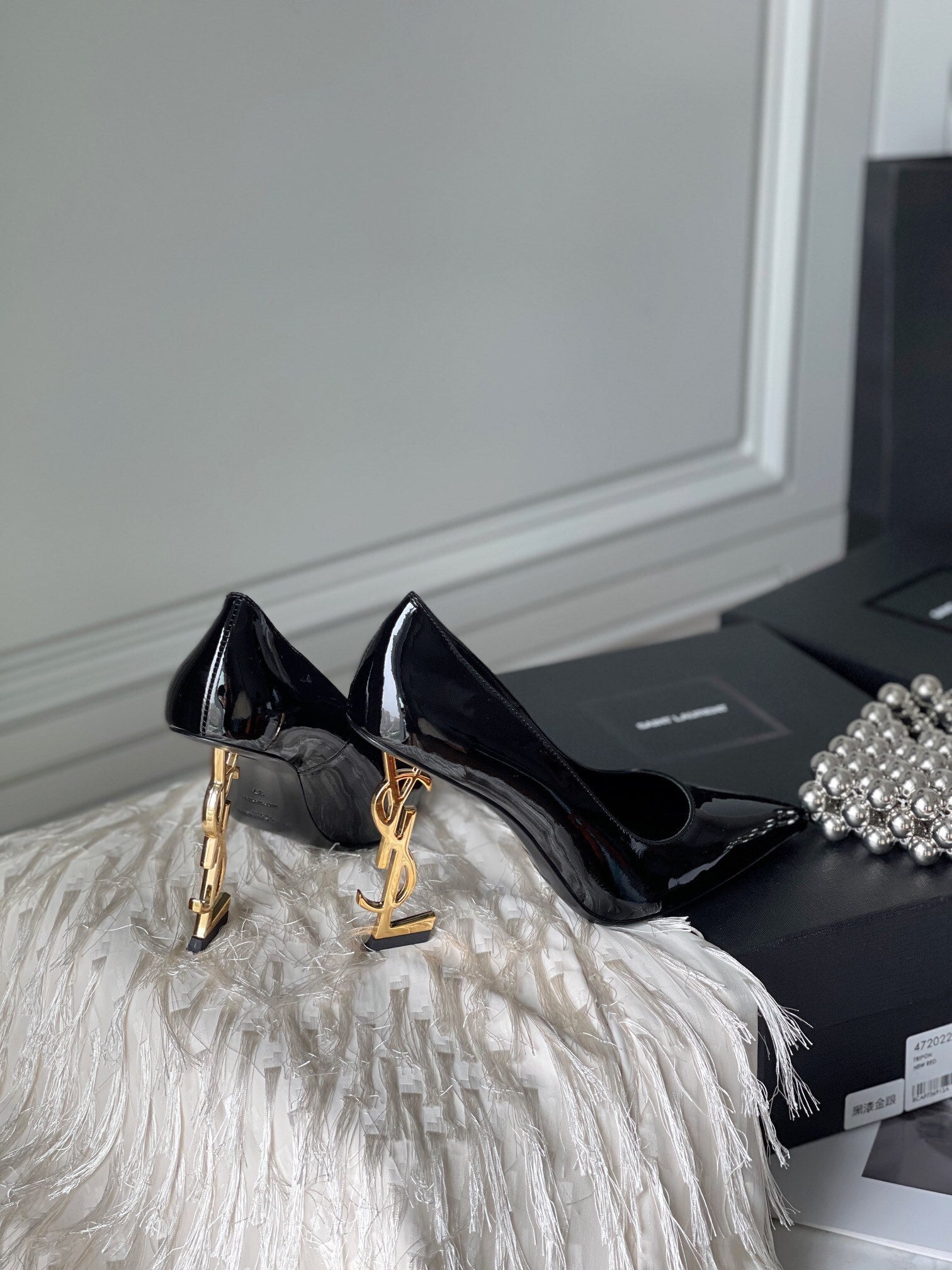 PATENT LEATHER POINTED-TOE LOGO HEEL PUMPS