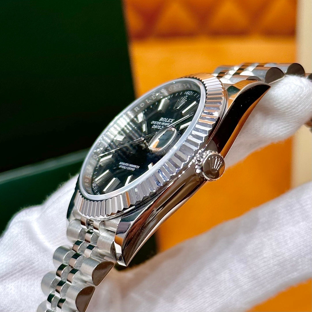 ELEGANT SILVER CLASSIC WATCH