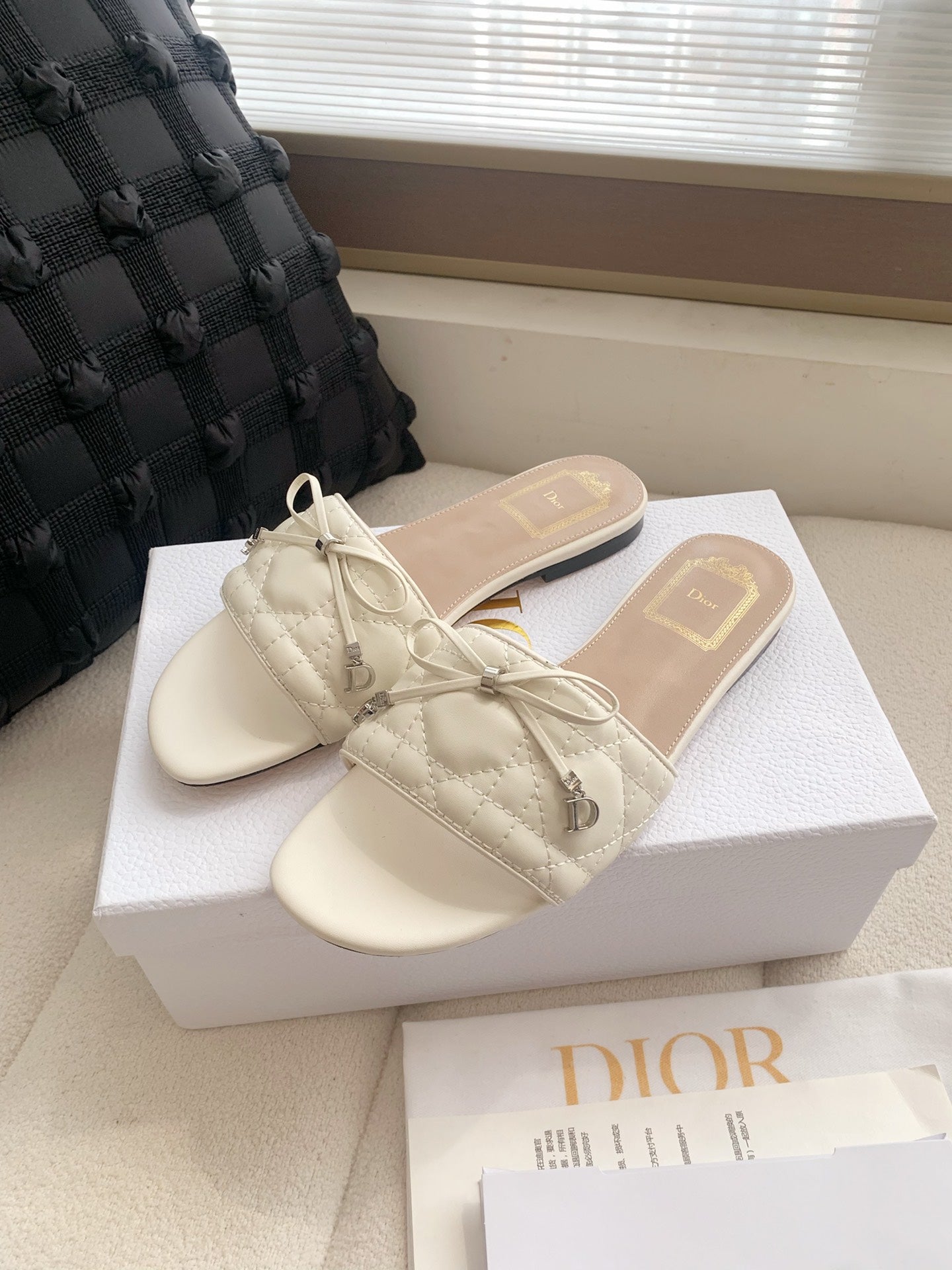 CREAM QUILTED BOW SLIDE SANDALS