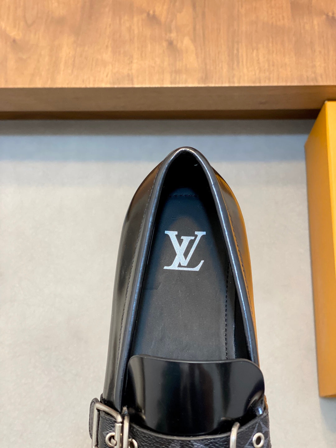 SCHWARZE LACK-LOAFERS