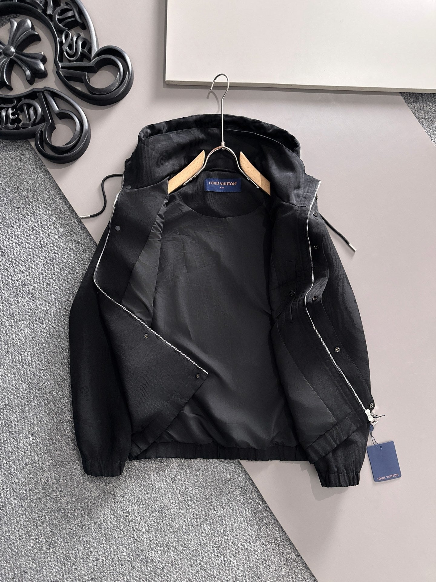 TEXTURED BLACK HOODED JACKET