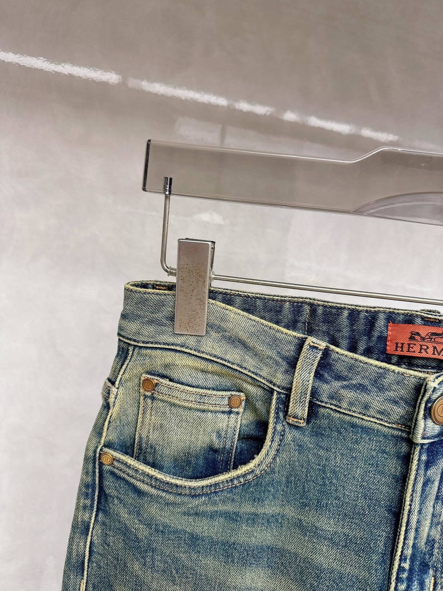 Used-Look-Jeans mit grafischem Gesäßaufdruck