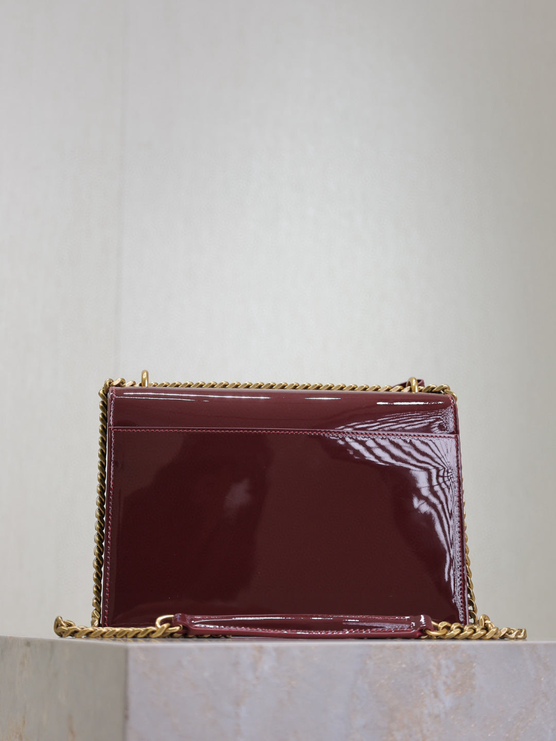 PATENT CHAIN SHOULDER BAG