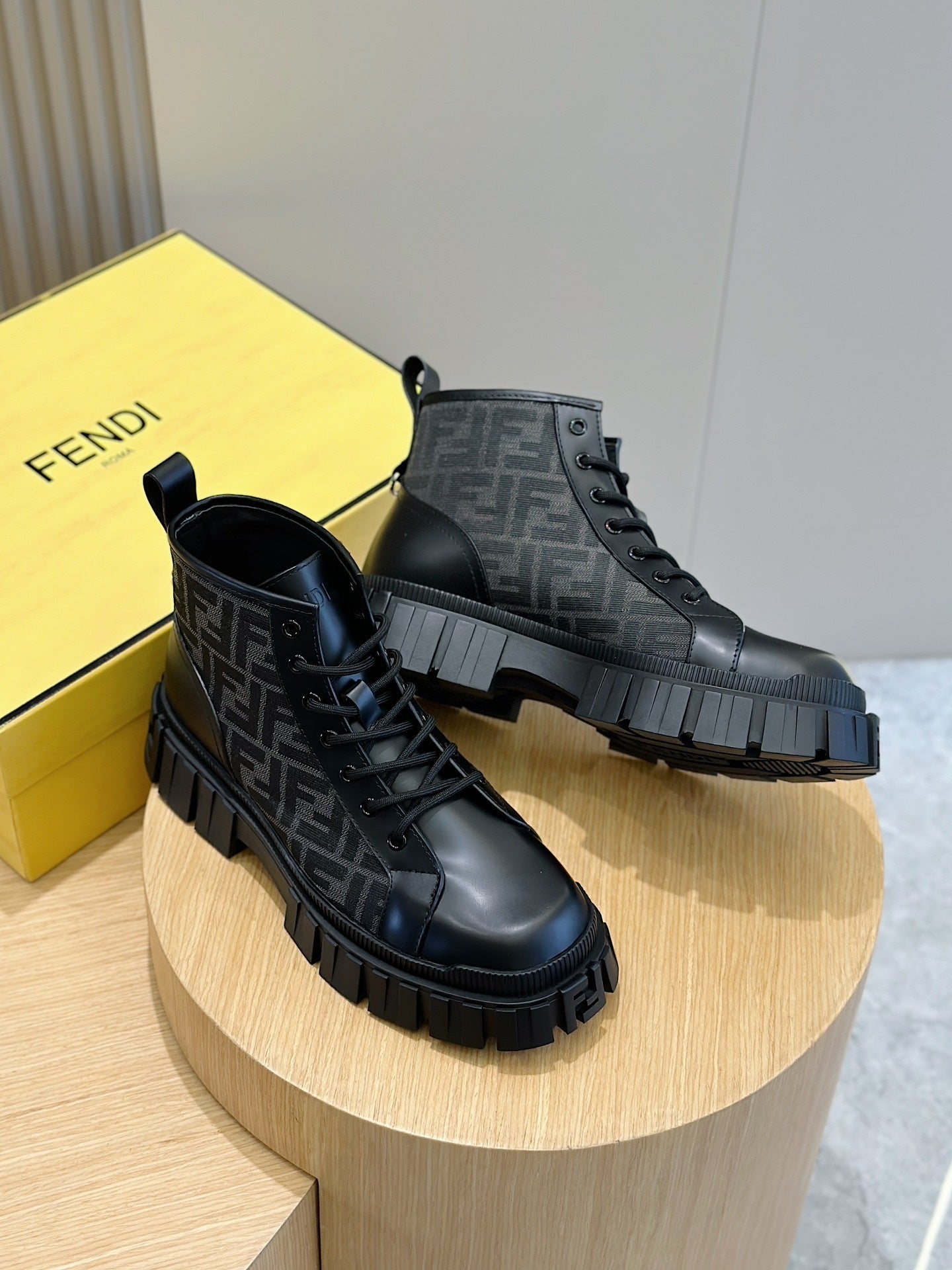 Schwarze Schnürstiefeletten mit Monogramm-Detail und dicker Sohle