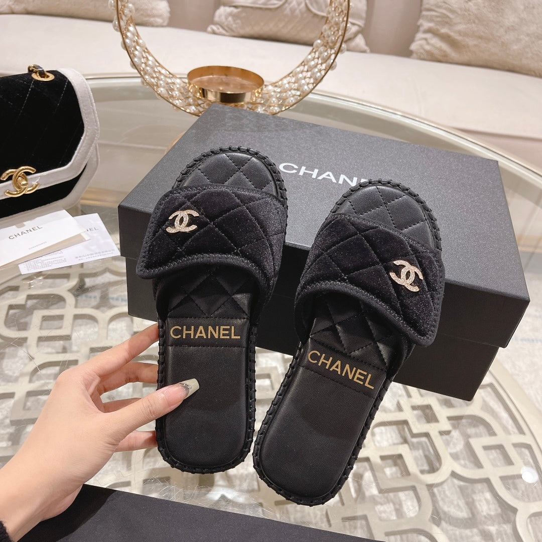 BLACK QUILTED SLIDES