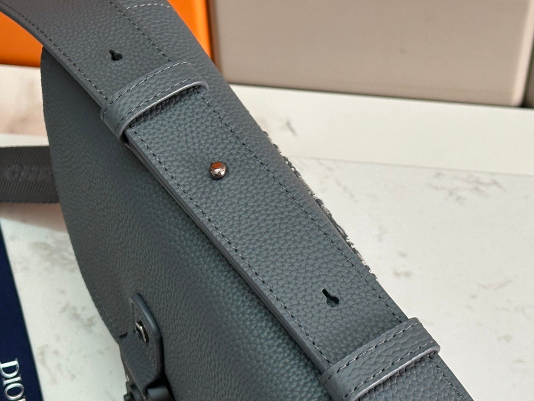 TEXTURED CROSSBODY BAG WITH FLAP CLOSURE