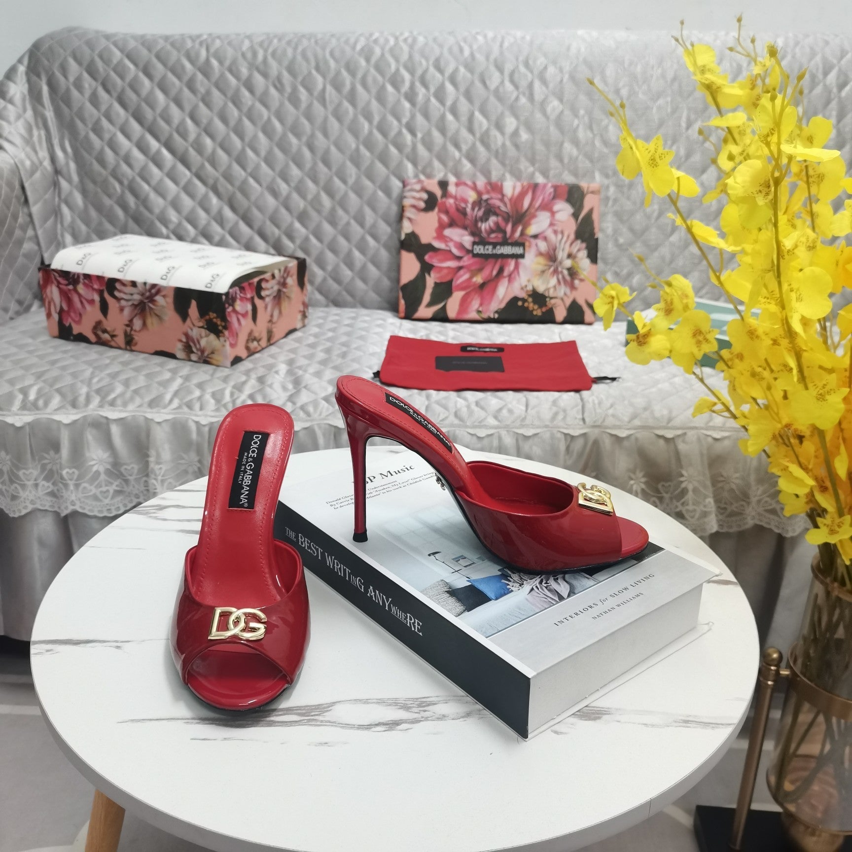 RED PATENT MULE HEEL SANDALS WITH GOLD LOGO DETAIL