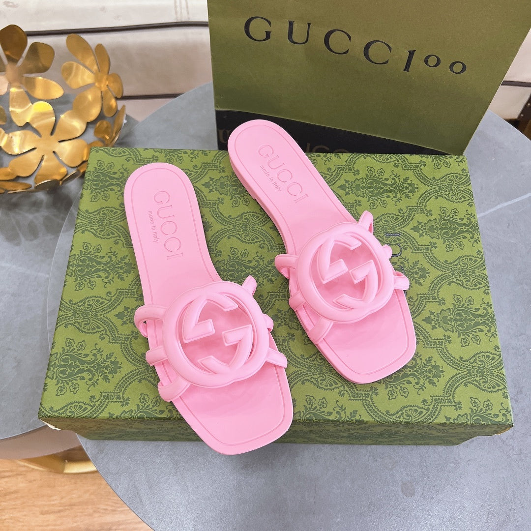 PASTEL PINK RUBBER SLIDE SANDALS WITH ROUND EMBLEM