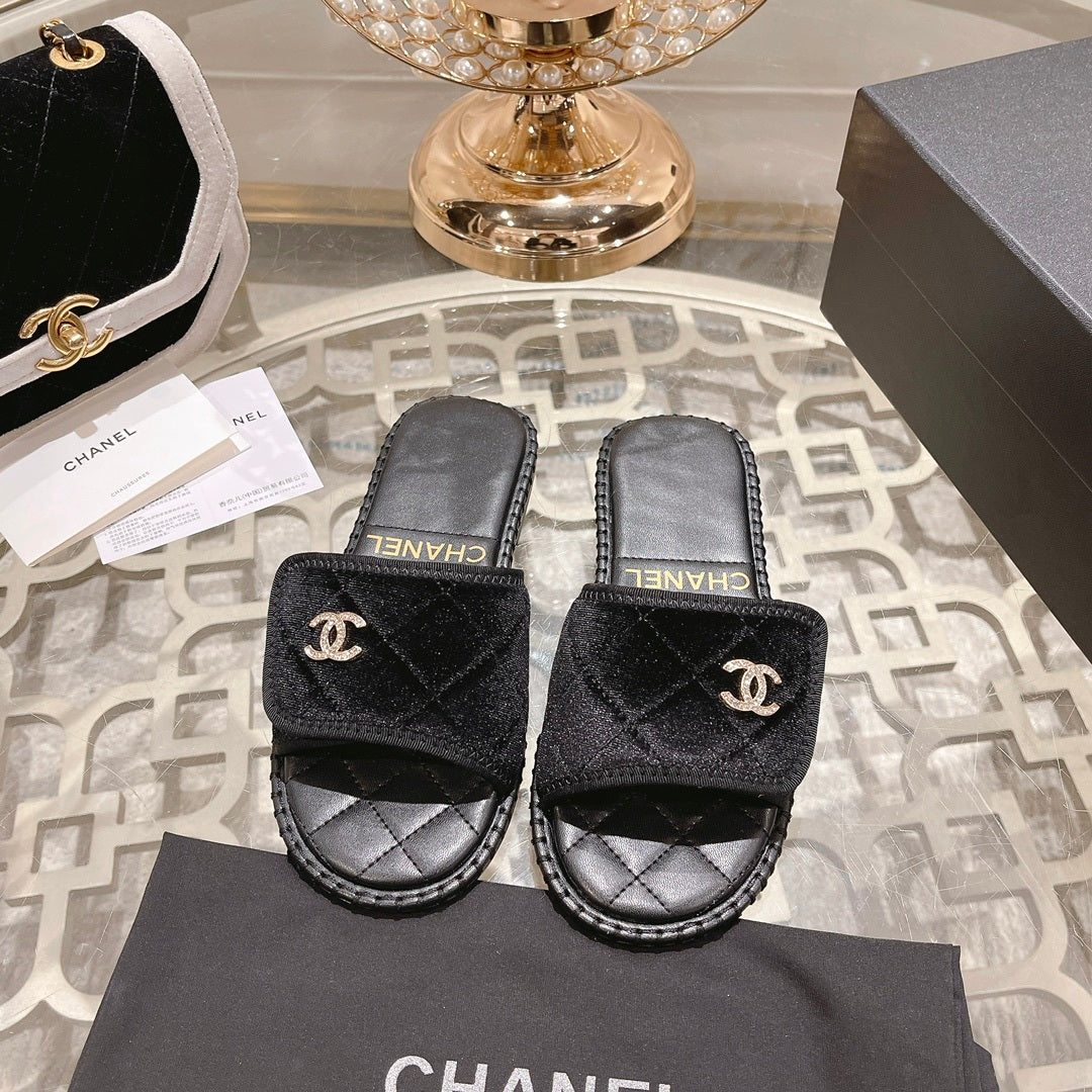BLACK QUILTED SLIDES