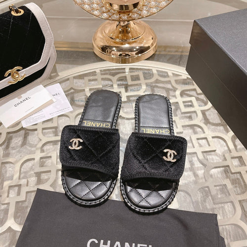 BLACK QUILTED SLIDES